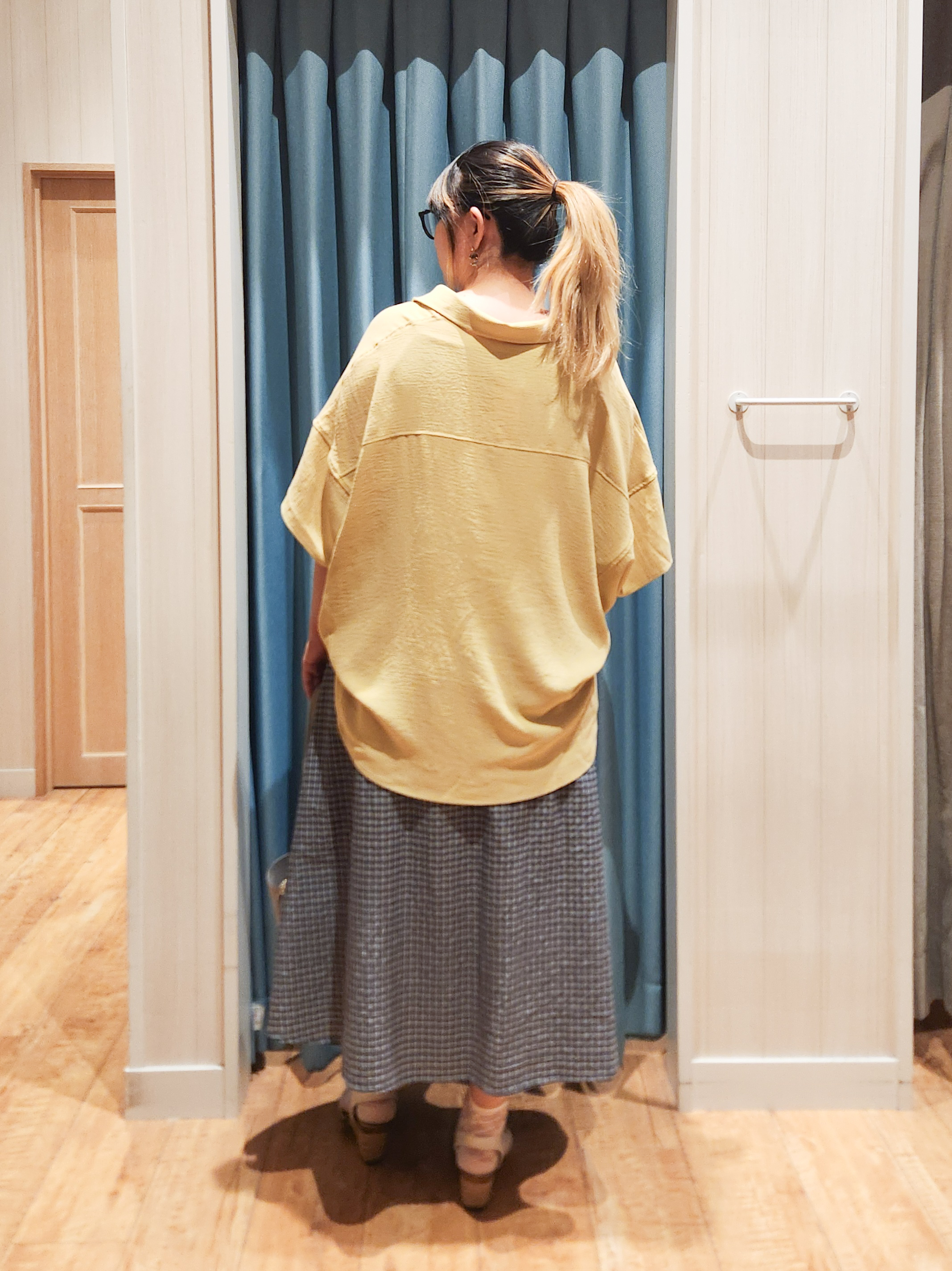 れーやんさんの「SHOO･LA･RUE｜【高レビュー/洗濯後しわになりにくい/体型カバー】きちんとゆるっと 大人の抜け感 ポンチョ風カラーシ」を使ったコーディネート
