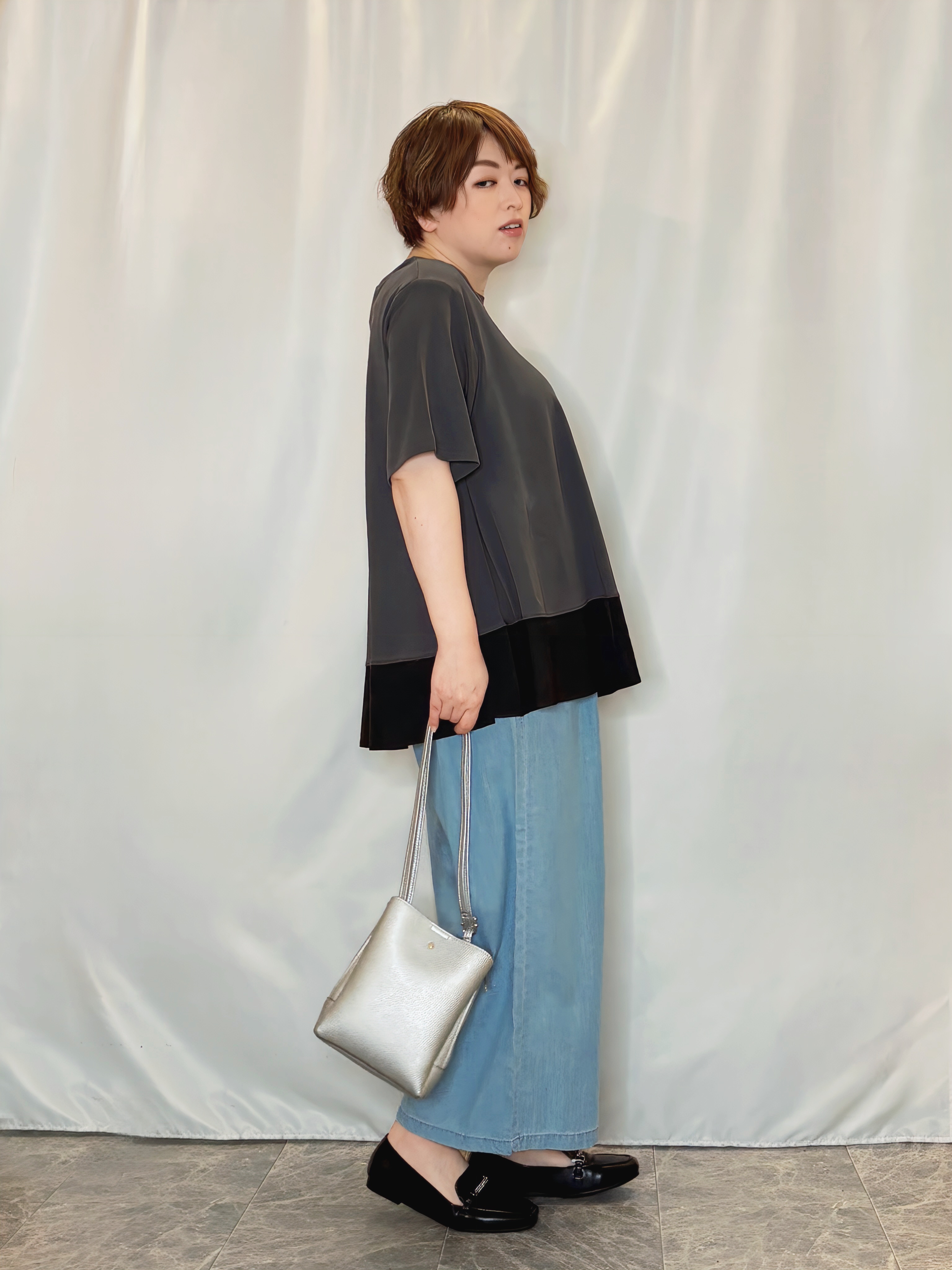 たみさんの「SHOO･LA･RUE｜【ひんやり/UV/抗菌防臭】体型カバーも叶う 裾切り替えAライントップス」を使ったコーディネート