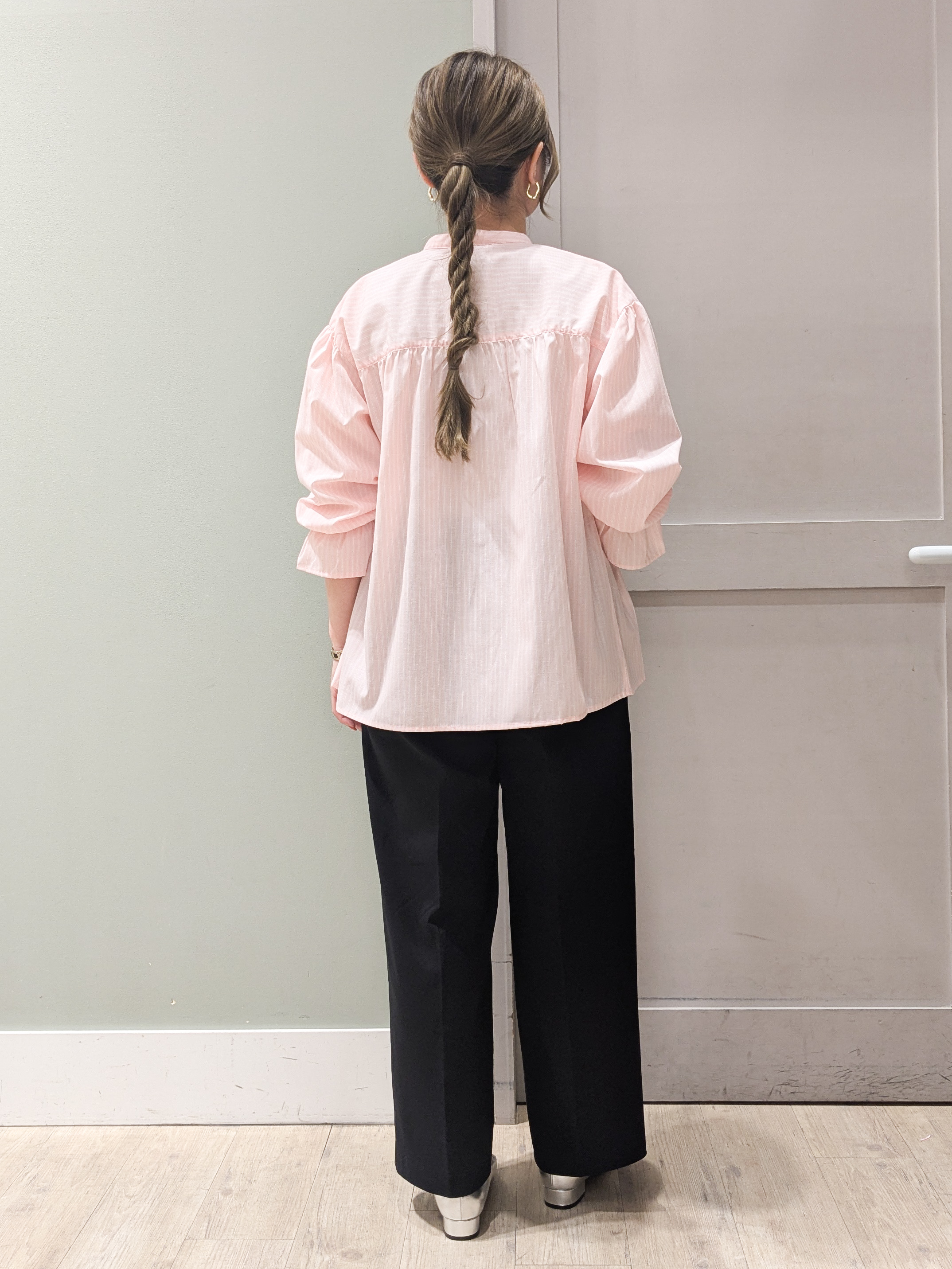kuwawaさんの「grove｜【貴島明日香さん着用／イージーケア／接触冷感】麻混スタンドギャザーシャツ」を使ったコーディネート