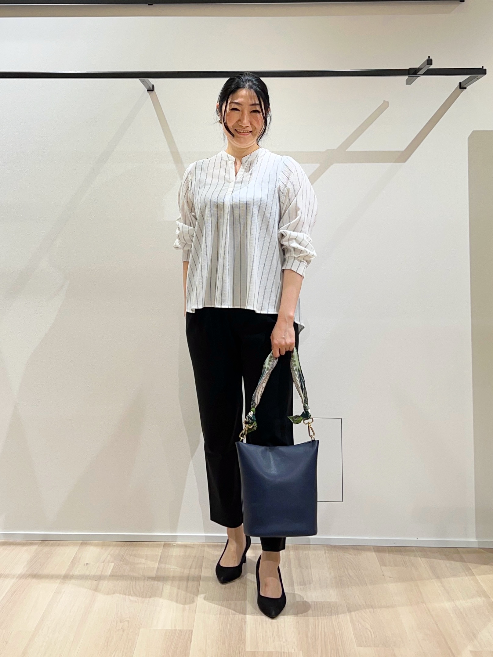 TOMOMIさんの「UNTITLED｜【洗える／着心地楽ちん】ブラウス風ストライプカットソートップス」を使ったコーディネート
