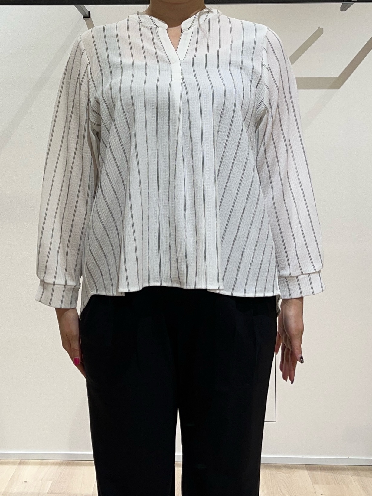 TOMOMIさんの「UNTITLED｜【洗える／着心地楽ちん】ブラウス風ストライプカットソートップス」を使ったコーディネート