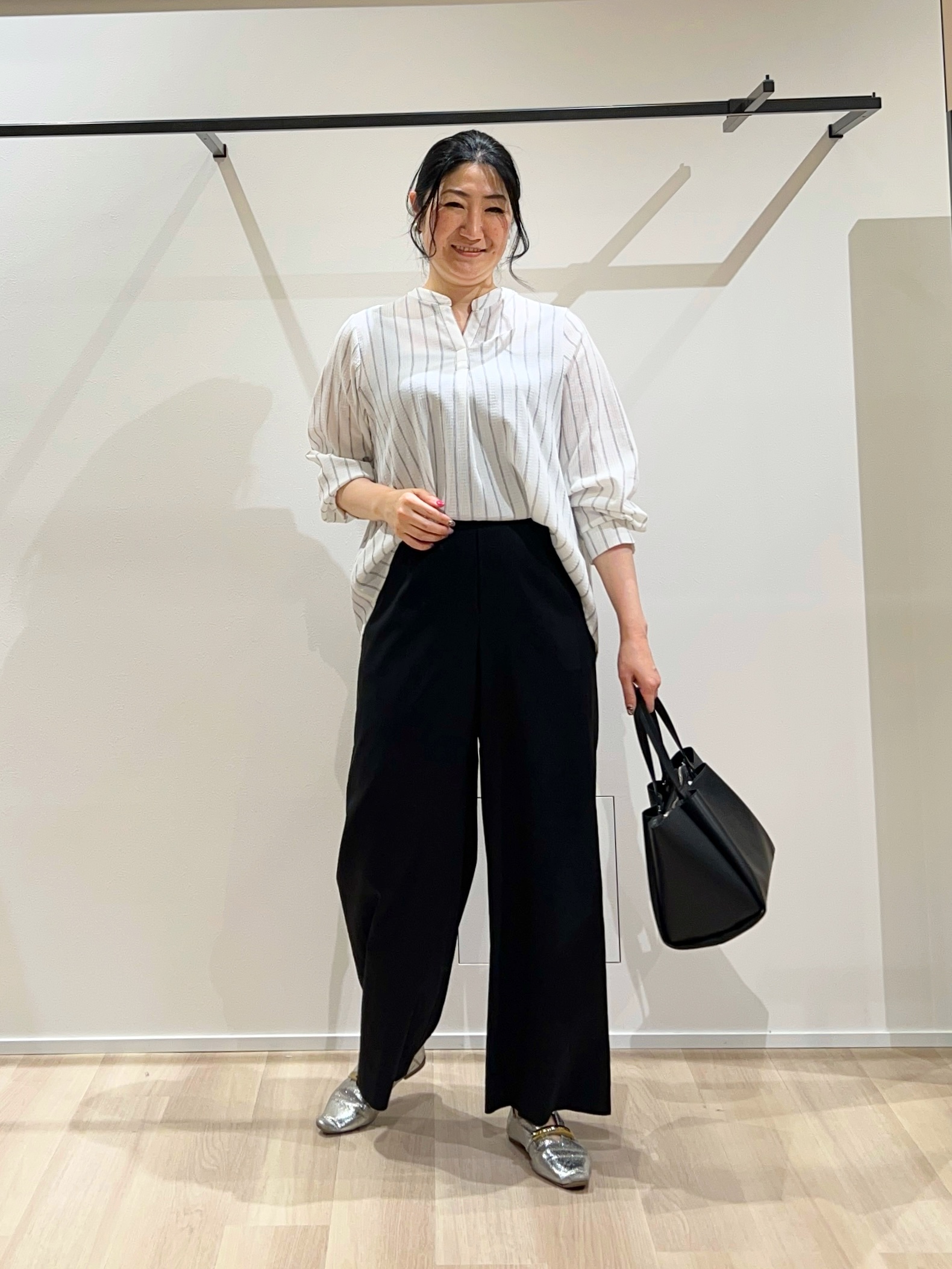TOMOMIさんの「UNTITLED｜【洗える／着心地楽ちん】ブラウス風ストライプカットソートップス」を使ったコーディネート
