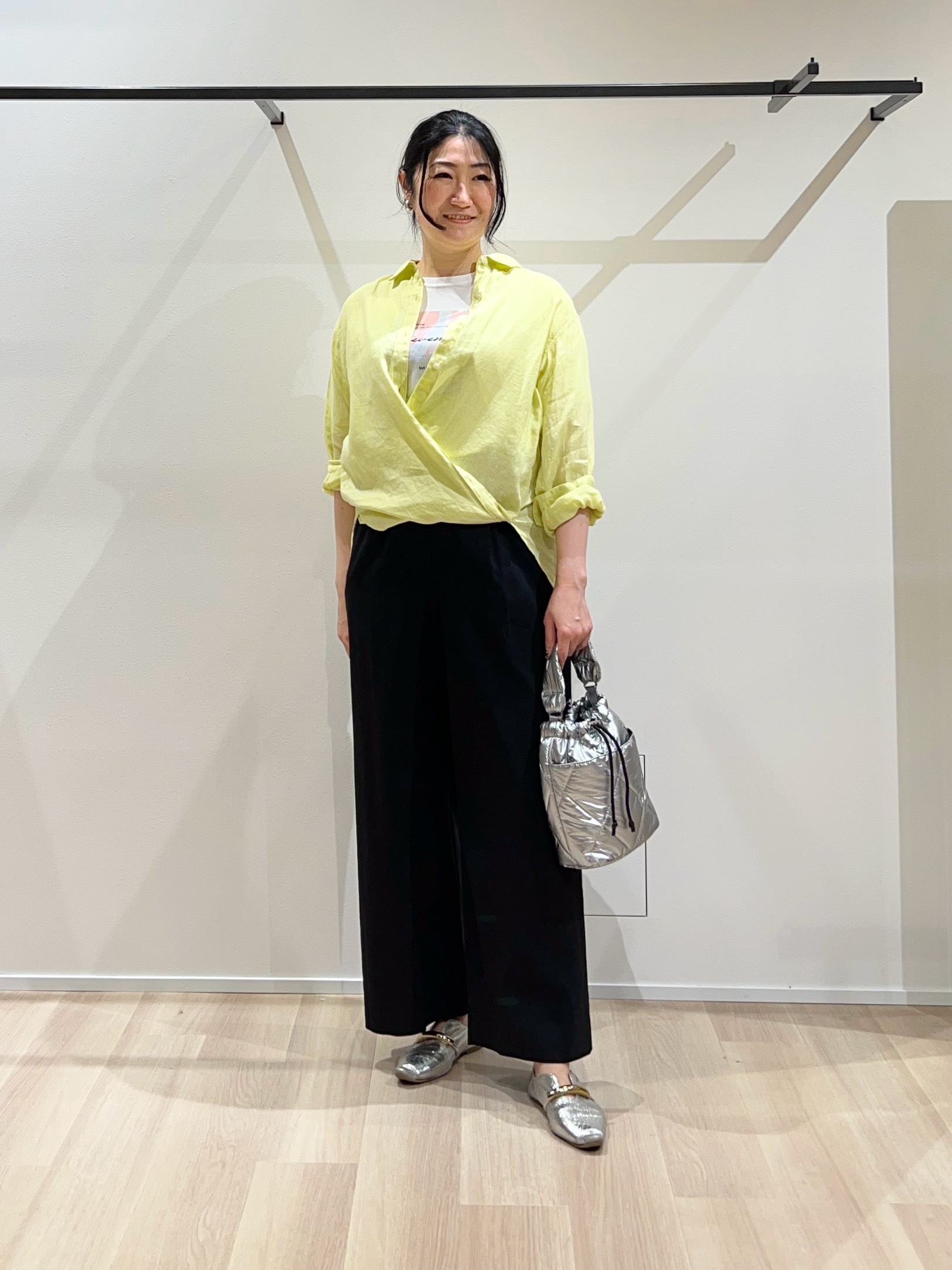 TOMOMIさんの「UNTITLED｜【接触冷感／2WAY】カシュクールリネンシャツ」を使ったコーディネート