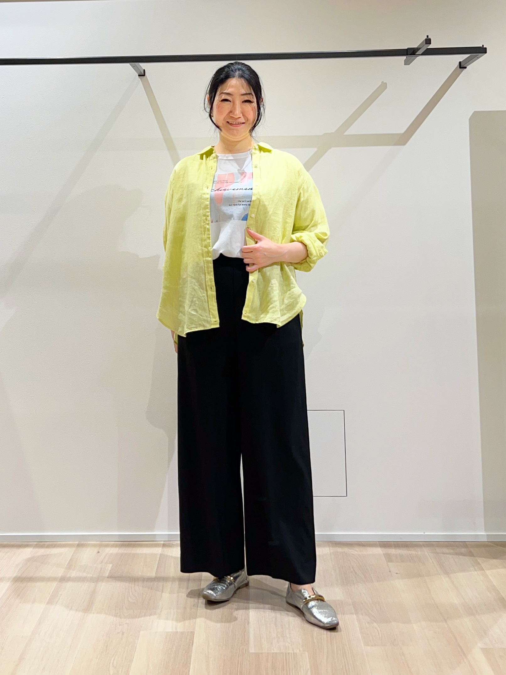 TOMOMIさんの「UNTITLED｜【接触冷感／2WAY】カシュクールリネンシャツ」を使ったコーディネート