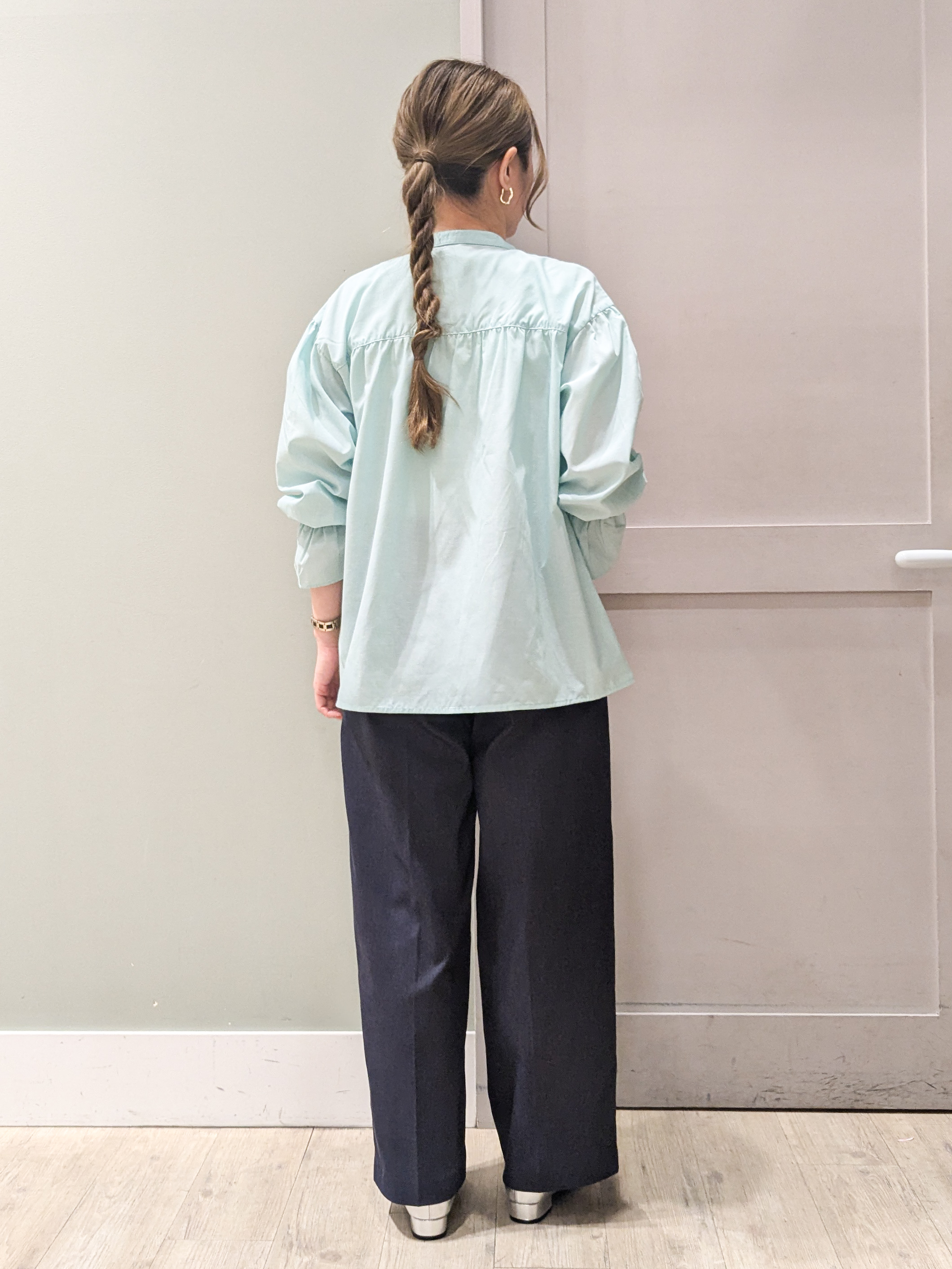 kuwawaさんの「grove｜【貴島明日香さん着用／イージーケア／接触冷感】麻混スタンドギャザーシャツ」を使ったコーディネート