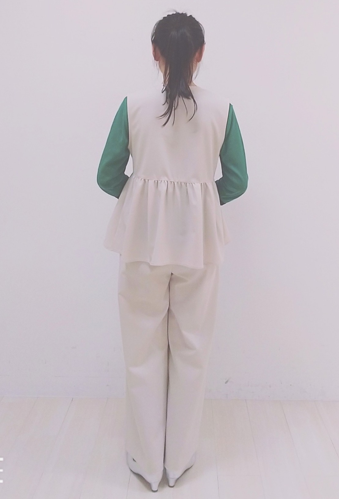 SANAさんの「Reflect｜【単品使い◎】ペプラムベスト＋リラクシーパンツセット」を使ったコーディネート