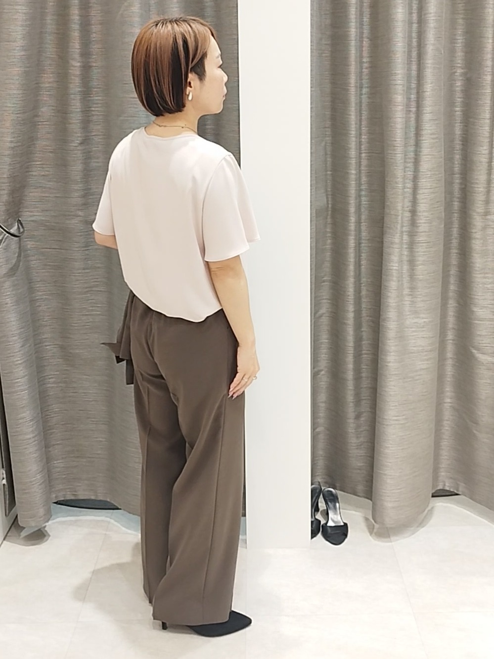 s u g iさんの「UNTITLED｜【洗える/スーツインナー】ジョーゼットミニマルブラウス」を使ったコーディネート