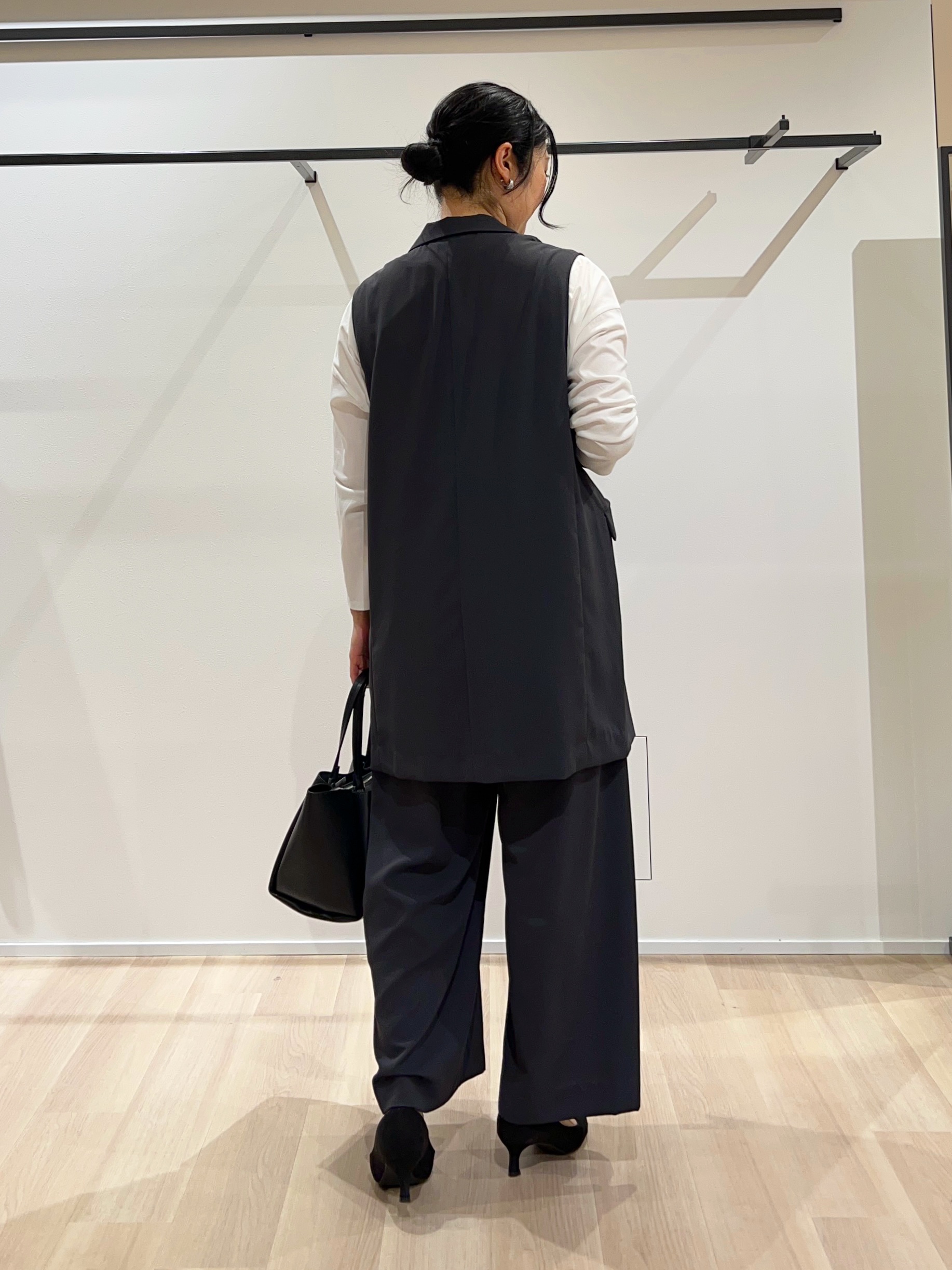 TOMOMIさんの「UNTITLED｜【さらに軽く軽快！／着る日傘】颯爽ジレジャケット」を使ったコーディネート