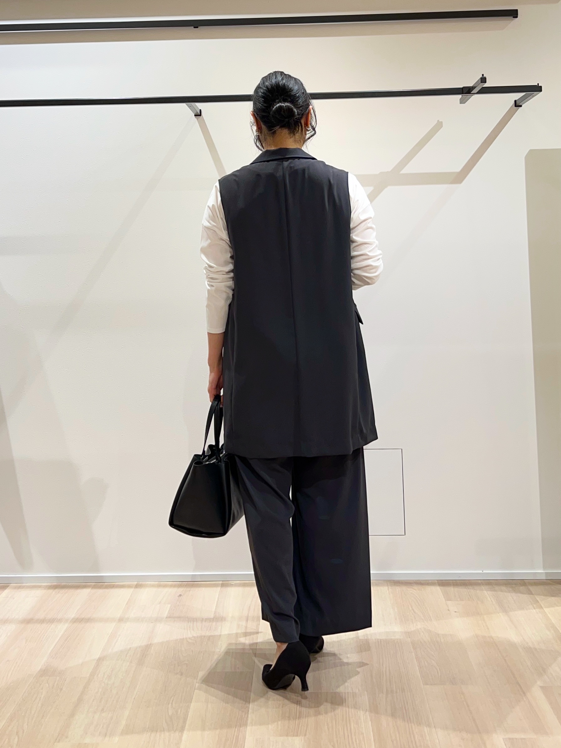 TOMOMIさんの「UNTITLED｜【さらに軽く軽快！／着る日傘】颯爽ジレジャケット」を使ったコーディネート