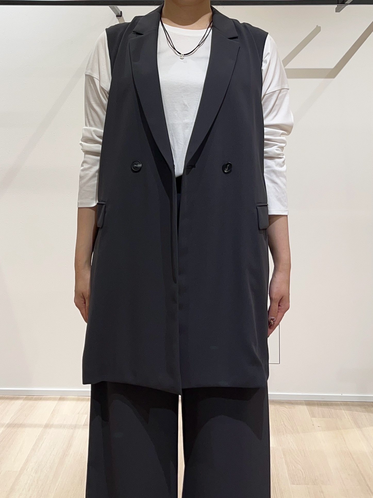 TOMOMIさんの「UNTITLED｜【さらに軽く軽快！／着る日傘】颯爽ジレジャケット」を使ったコーディネート
