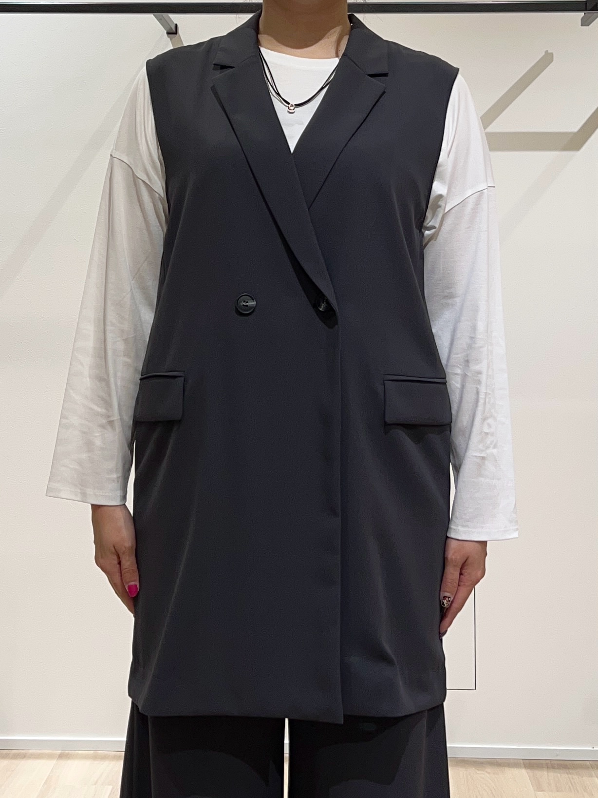 TOMOMIさんの「UNTITLED｜【さらに軽く軽快！／着る日傘】颯爽ジレジャケット」を使ったコーディネート