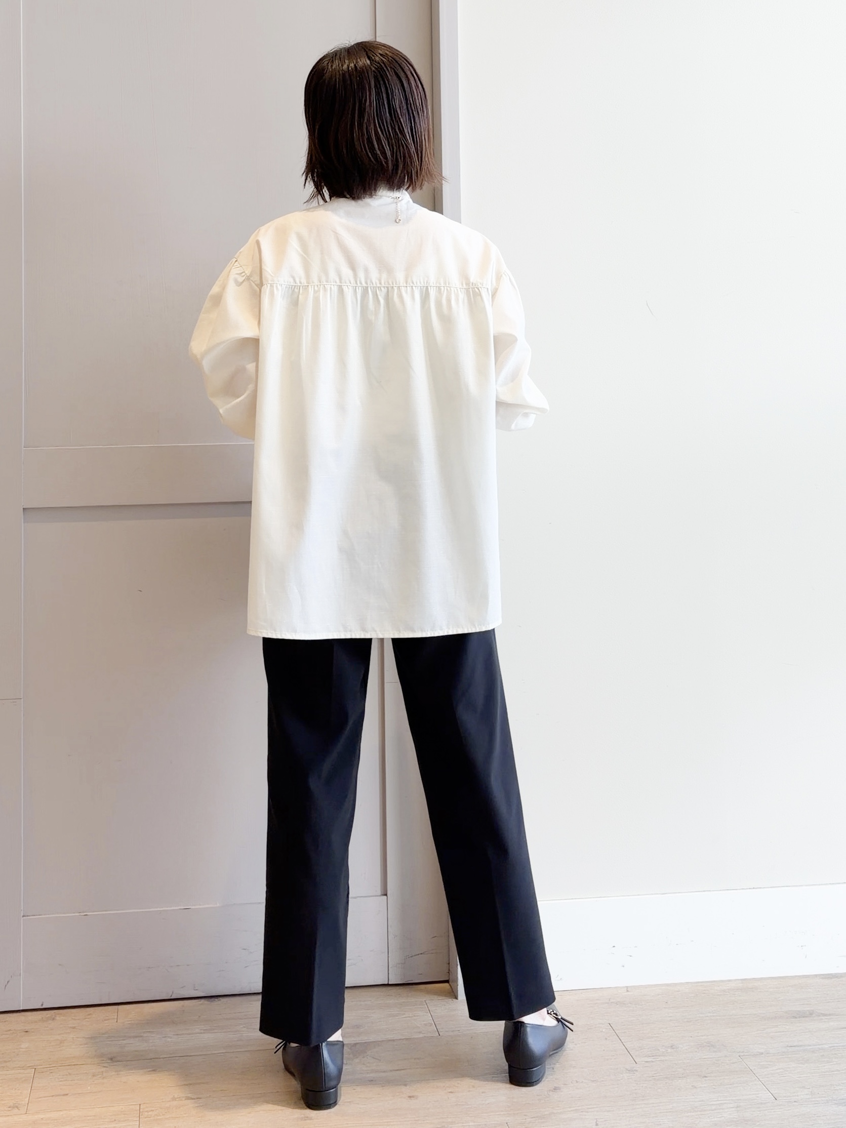 yamakoさんの「grove｜【貴島明日香さん着用／イージーケア／接触冷感】麻混スタンドギャザーシャツ」を使ったコーディネート
