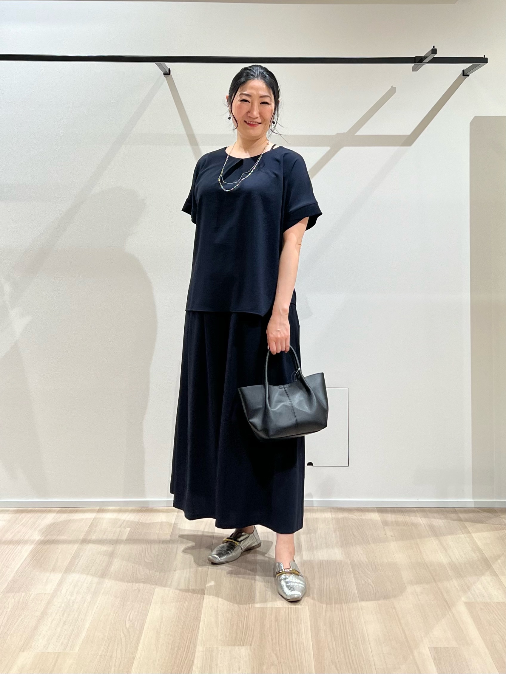 TOMOMIさんの「UNTITLED｜【前後2WAY/はっ水/セットアップ可】リラクシーフレンチスリーブブラウス」を使ったコーディネート