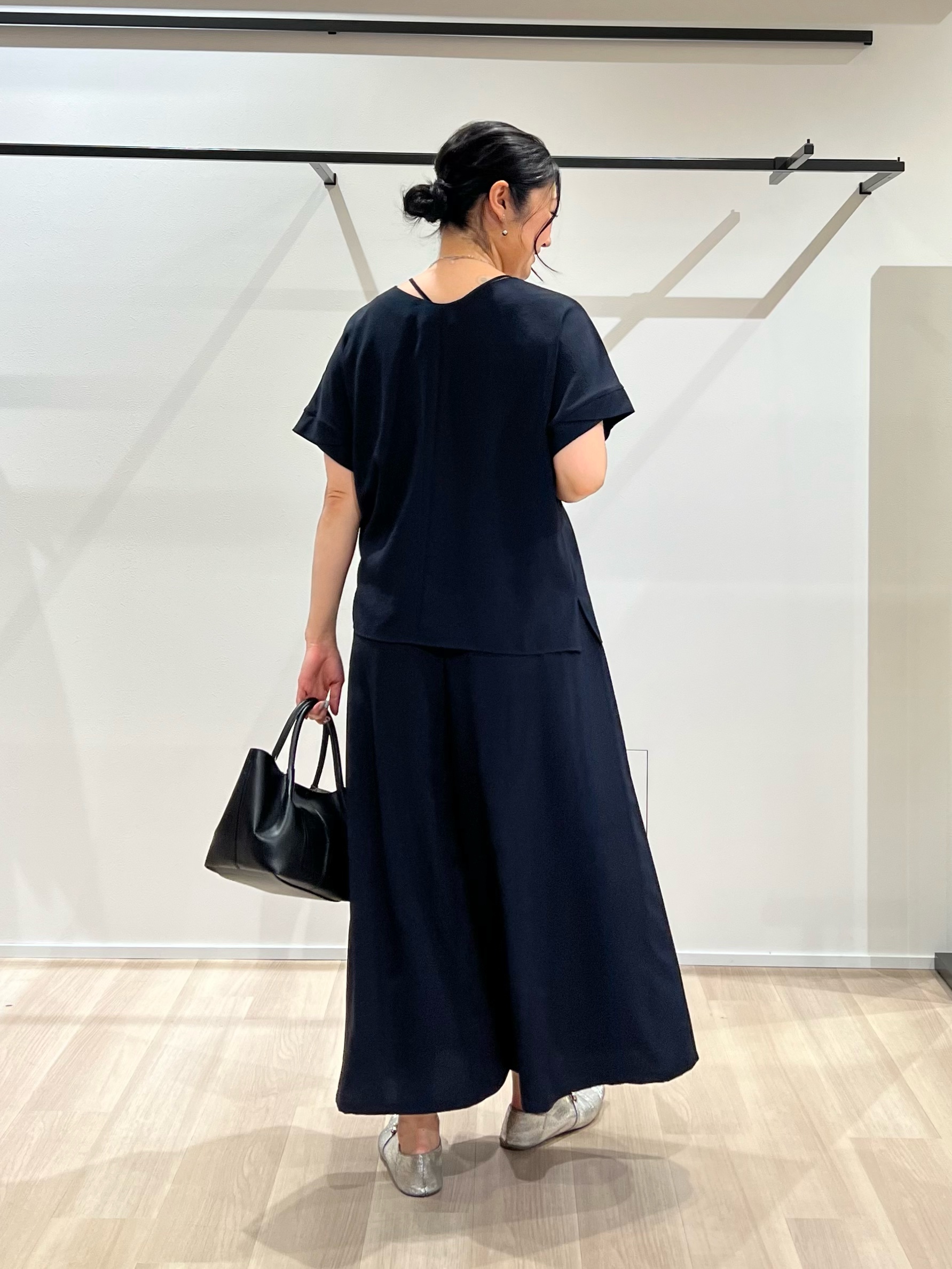 TOMOMIさんの「UNTITLED｜【前後2WAY/はっ水/セットアップ可】リラクシーフレンチスリーブブラウス」を使ったコーディネート
