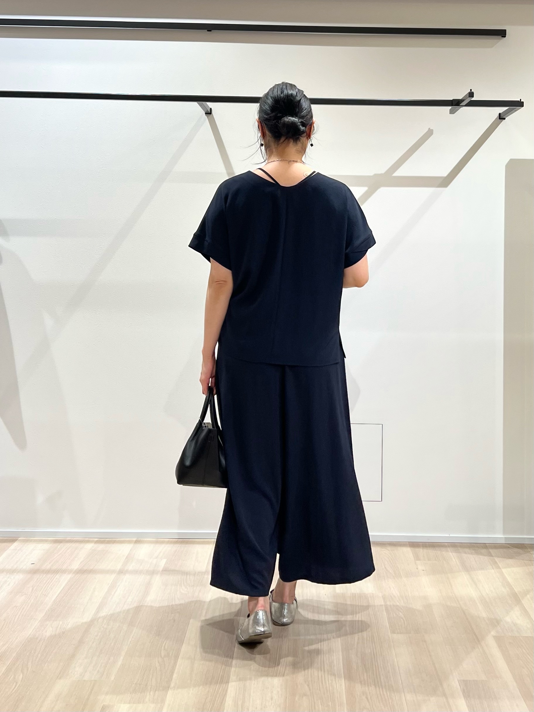 TOMOMIさんの「UNTITLED｜【前後2WAY/はっ水/セットアップ可】リラクシーフレンチスリーブブラウス」を使ったコーディネート