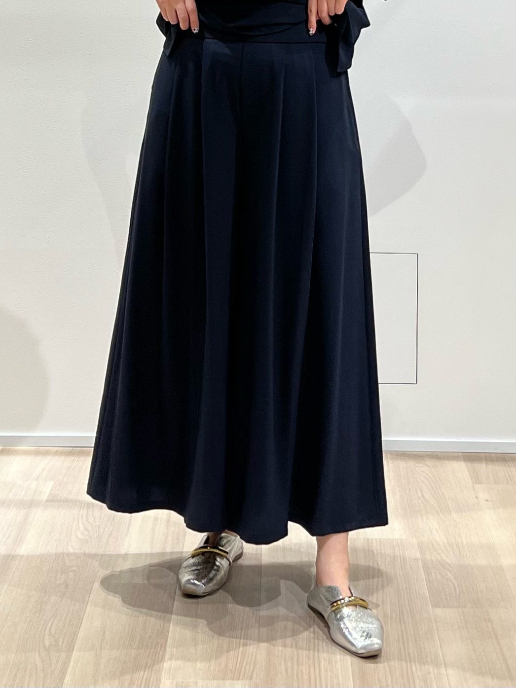 TOMOMIさんの「UNTITLED｜【前後2WAY/はっ水/セットアップ可】リラクシーフレンチスリーブブラウス」を使ったコーディネート