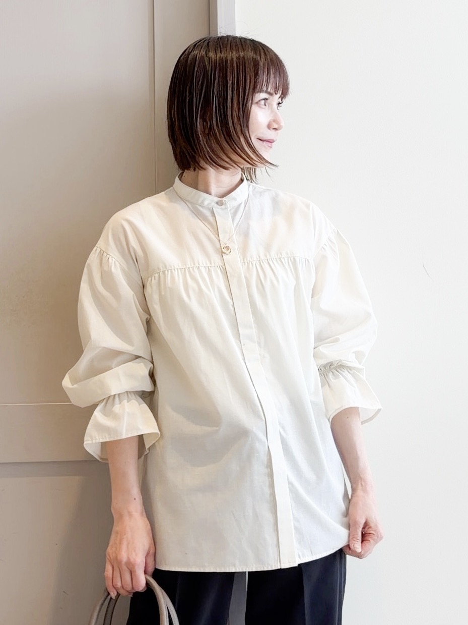 yamakoさんの「grove｜【貴島明日香さん着用／イージーケア／接触冷感】麻混スタンドギャザーシャツ」を使ったコーディネート