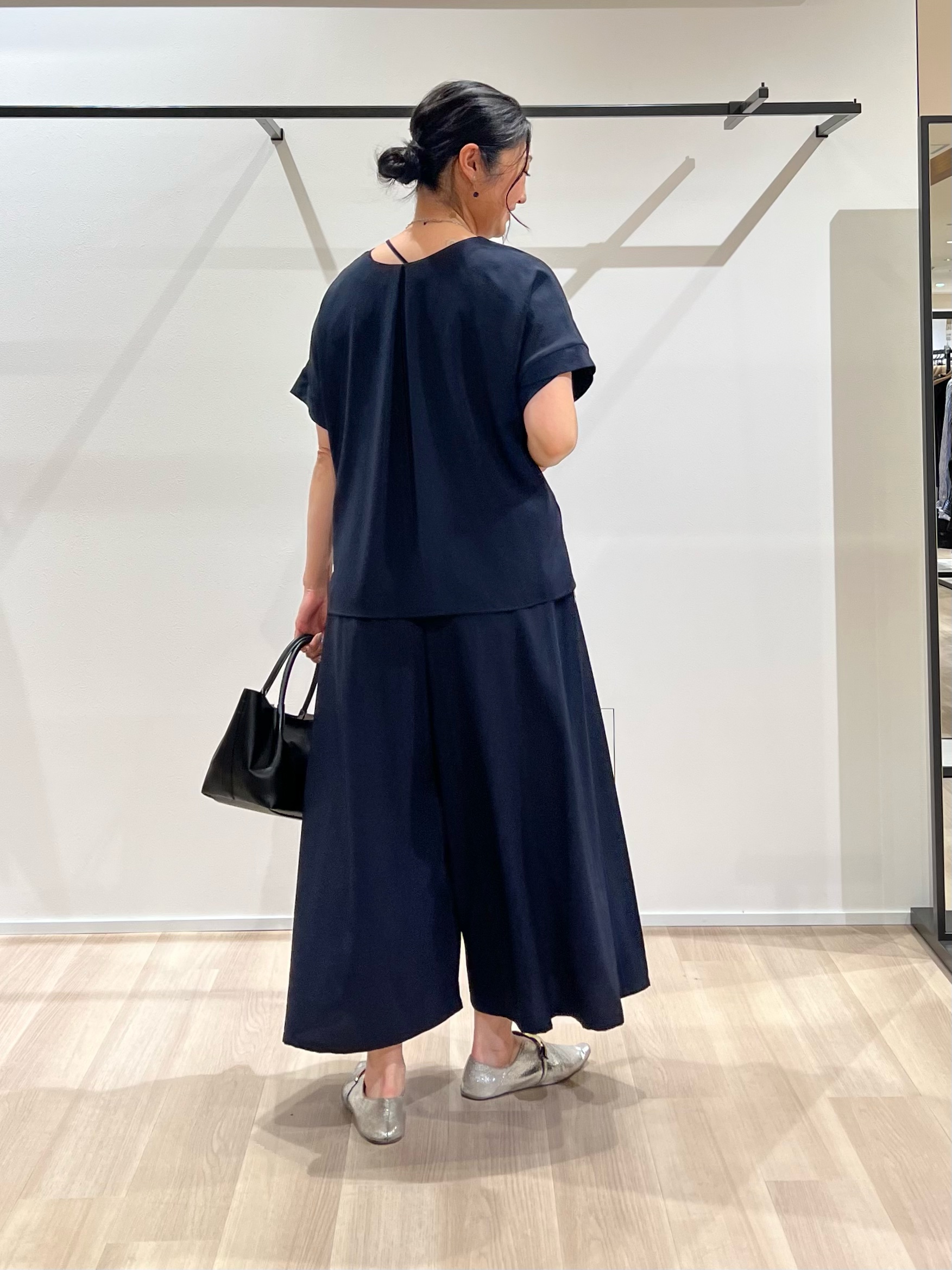 TOMOMIさんの「UNTITLED｜【セットアップ可/UVカット/前後2WAY】リラクシーフレンチスリーブブラウス」を使ったコーディネート