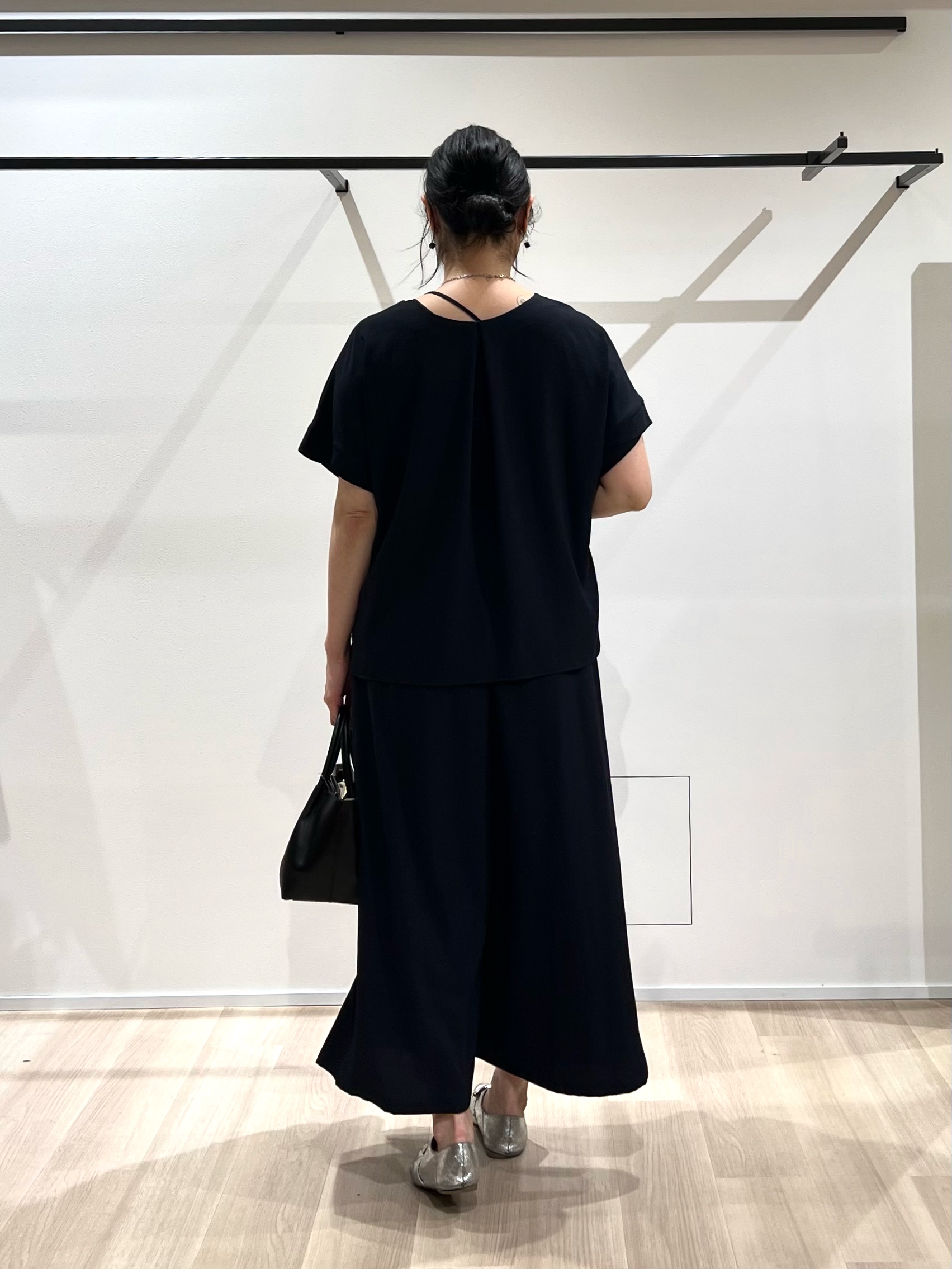 TOMOMIさんの「UNTITLED｜【セットアップ可/UVカット/前後2WAY】リラクシーフレンチスリーブブラウス」を使ったコーディネート