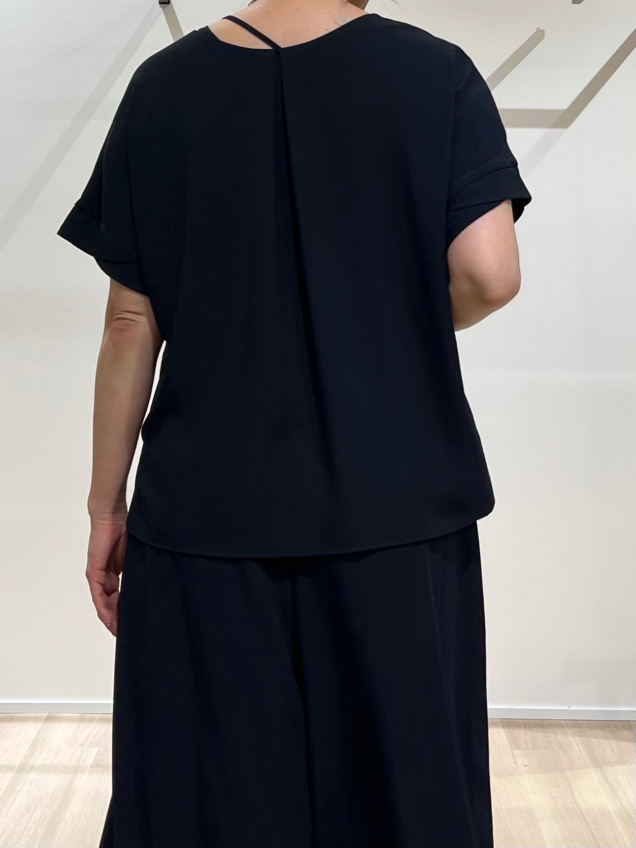 TOMOMIさんの「UNTITLED｜【セットアップ可/UVカット/前後2WAY】リラクシーフレンチスリーブブラウス」を使ったコーディネート