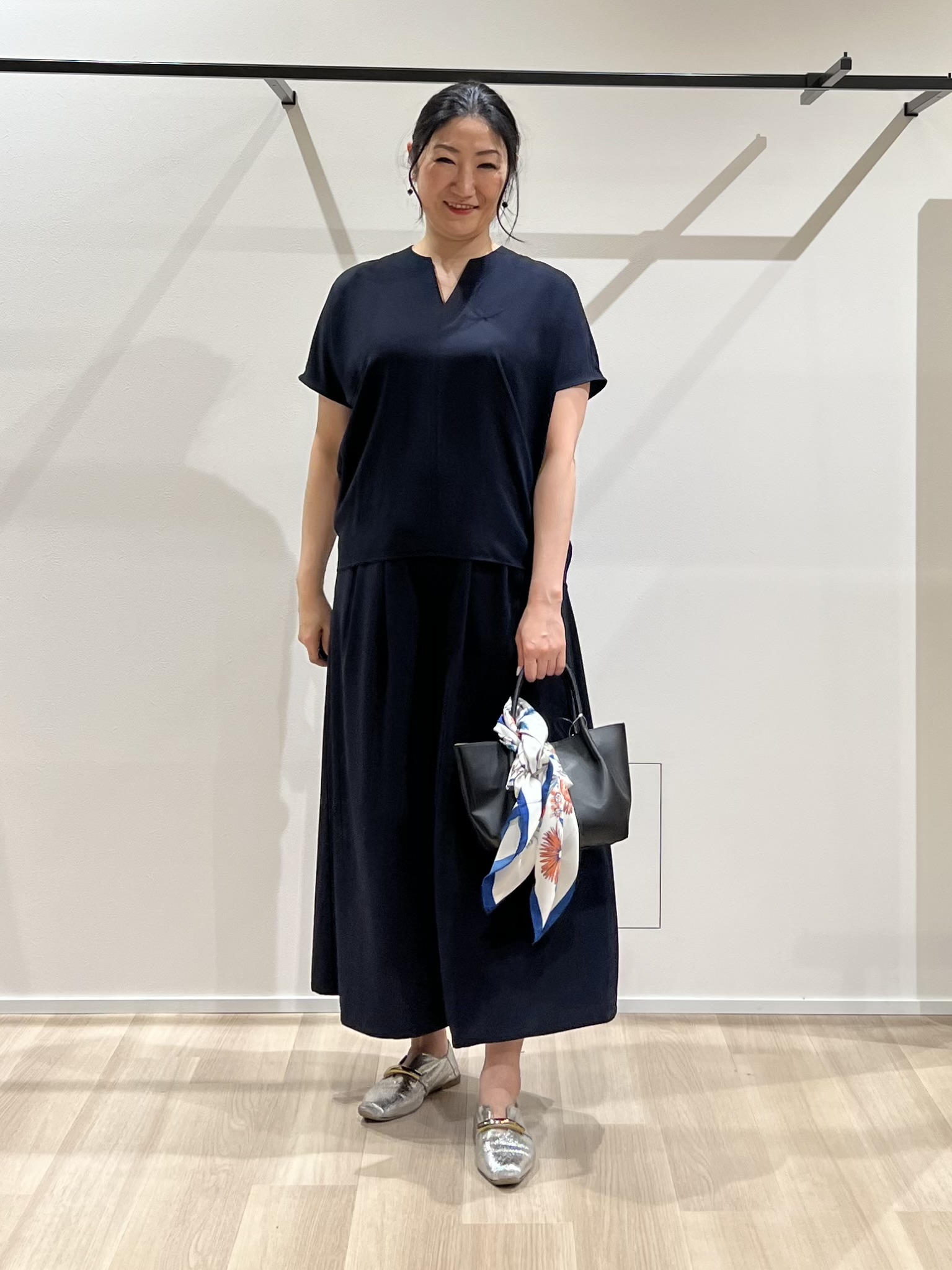 TOMOMIさんの「UNTITLED｜【セットアップ可/UVカット/前後2WAY】リラクシーフレンチスリーブブラウス」を使ったコーディネート