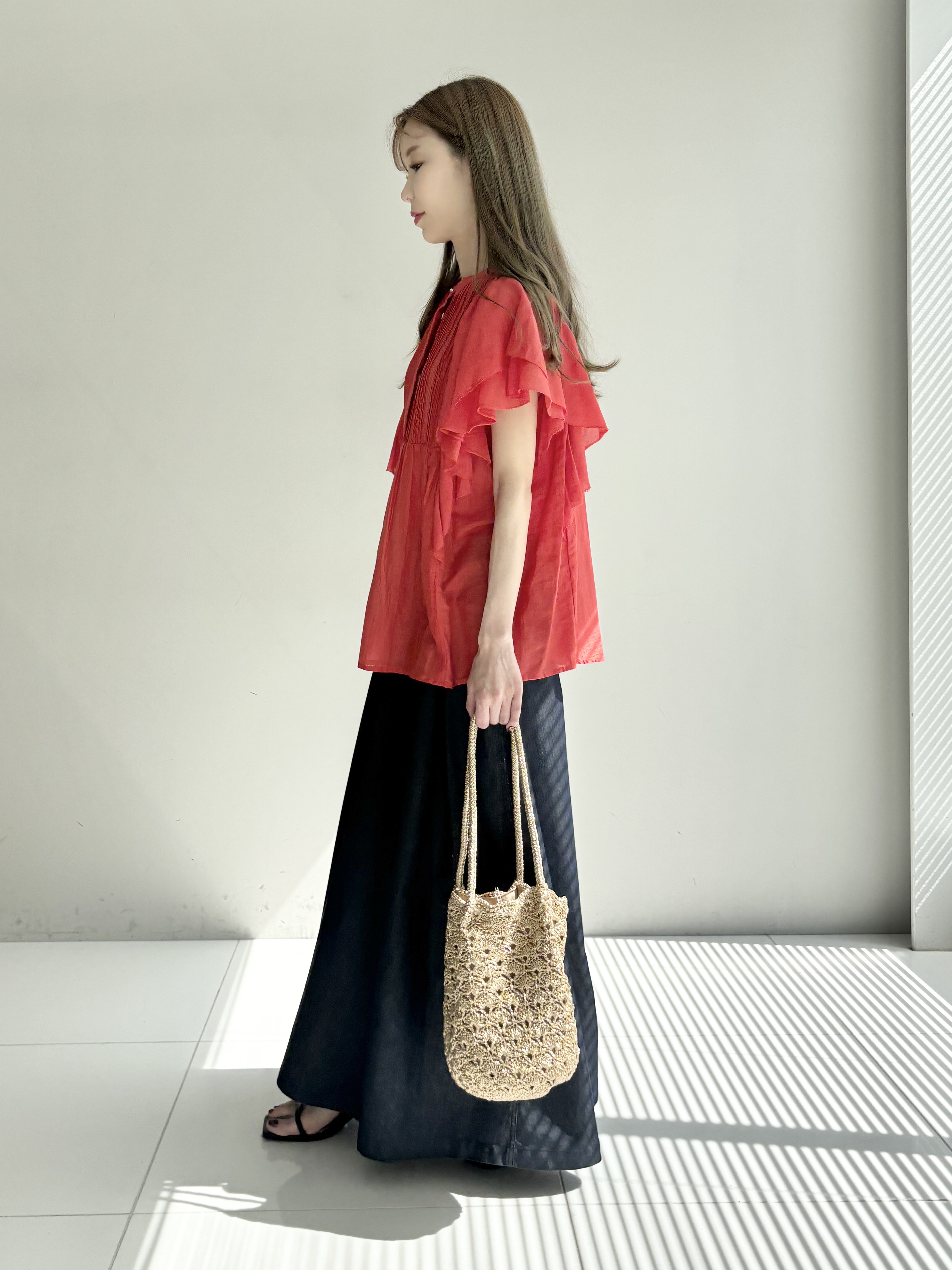 清水夏姫さんの「DRESSTERIOR｜コットンシルク ラッフルスリーブ ブラウス」を使ったコーディネート