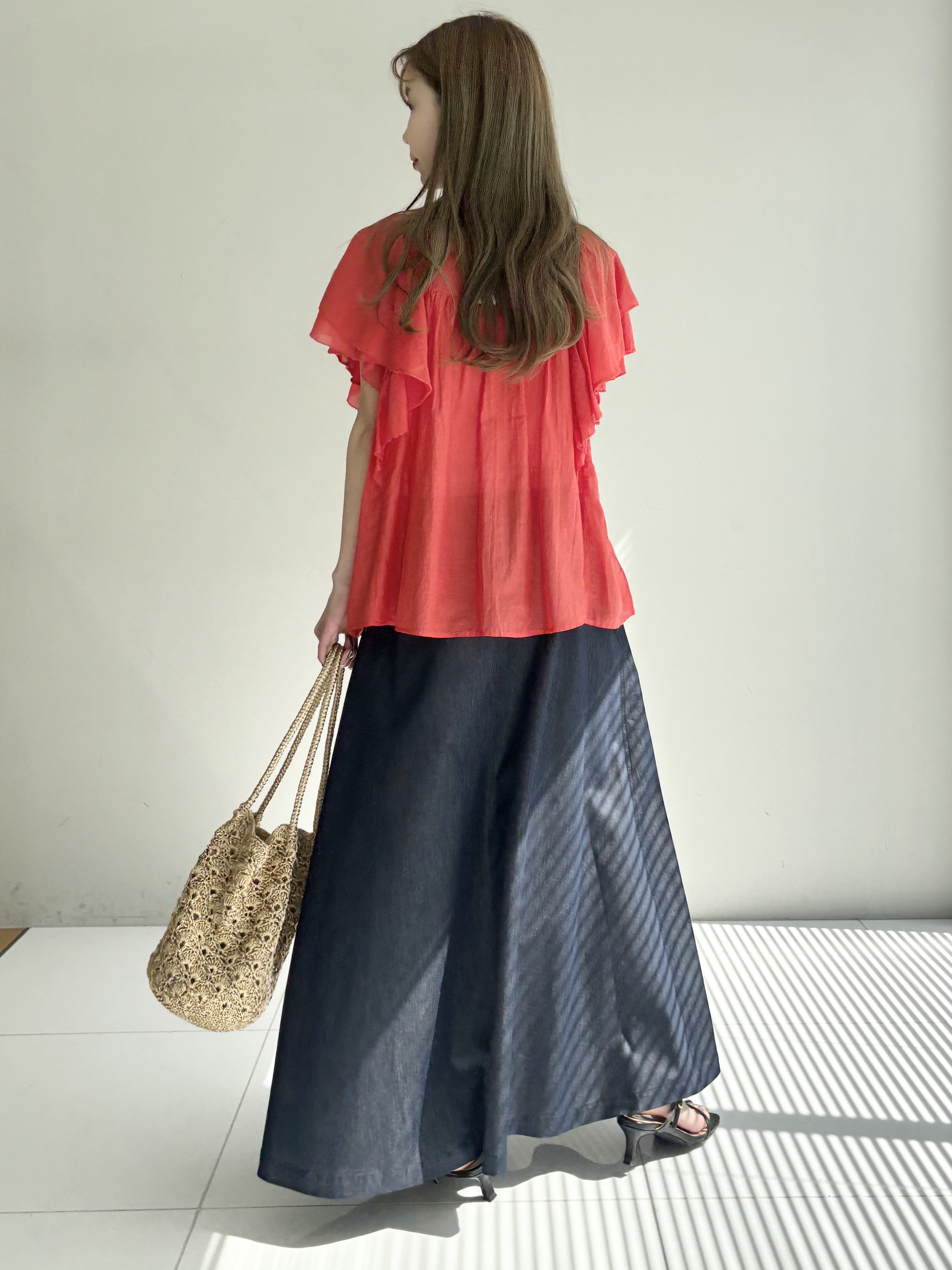 清水夏姫さんの「DRESSTERIOR｜コットンシルク ラッフルスリーブ ブラウス」を使ったコーディネート