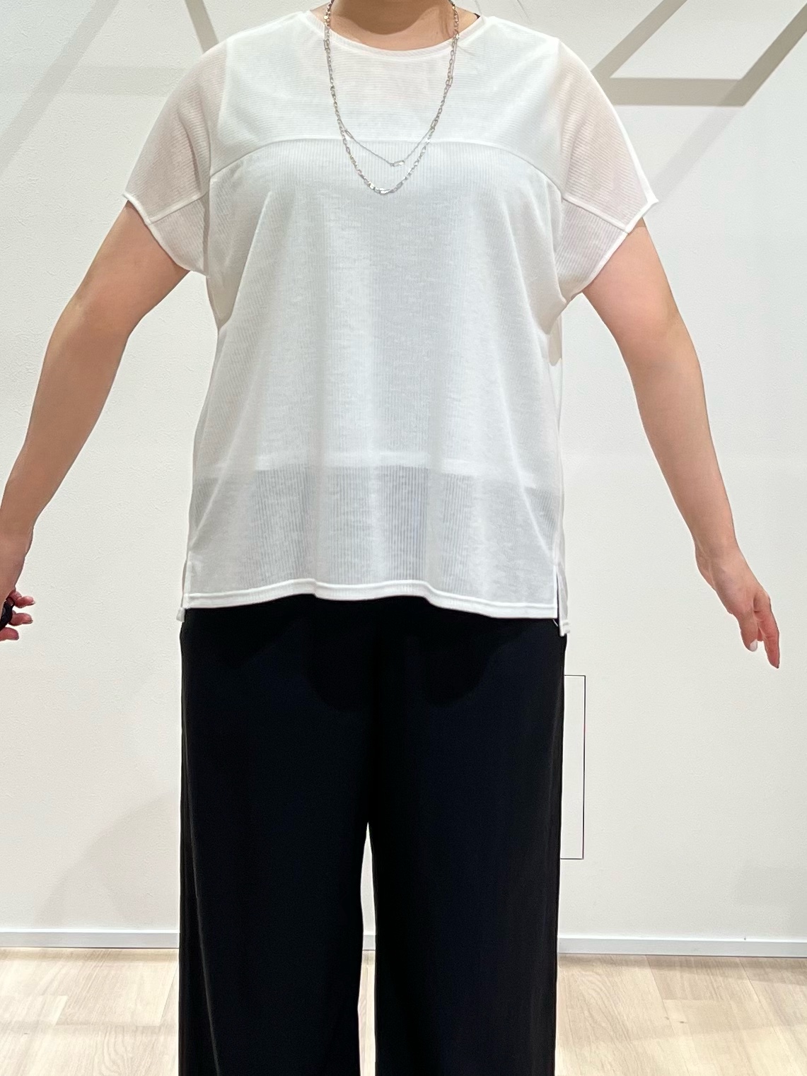 TOMOMIさんの「UNTITLED｜【洗える／アンサンブル可能】シアースストライプトップス」を使ったコーディネート