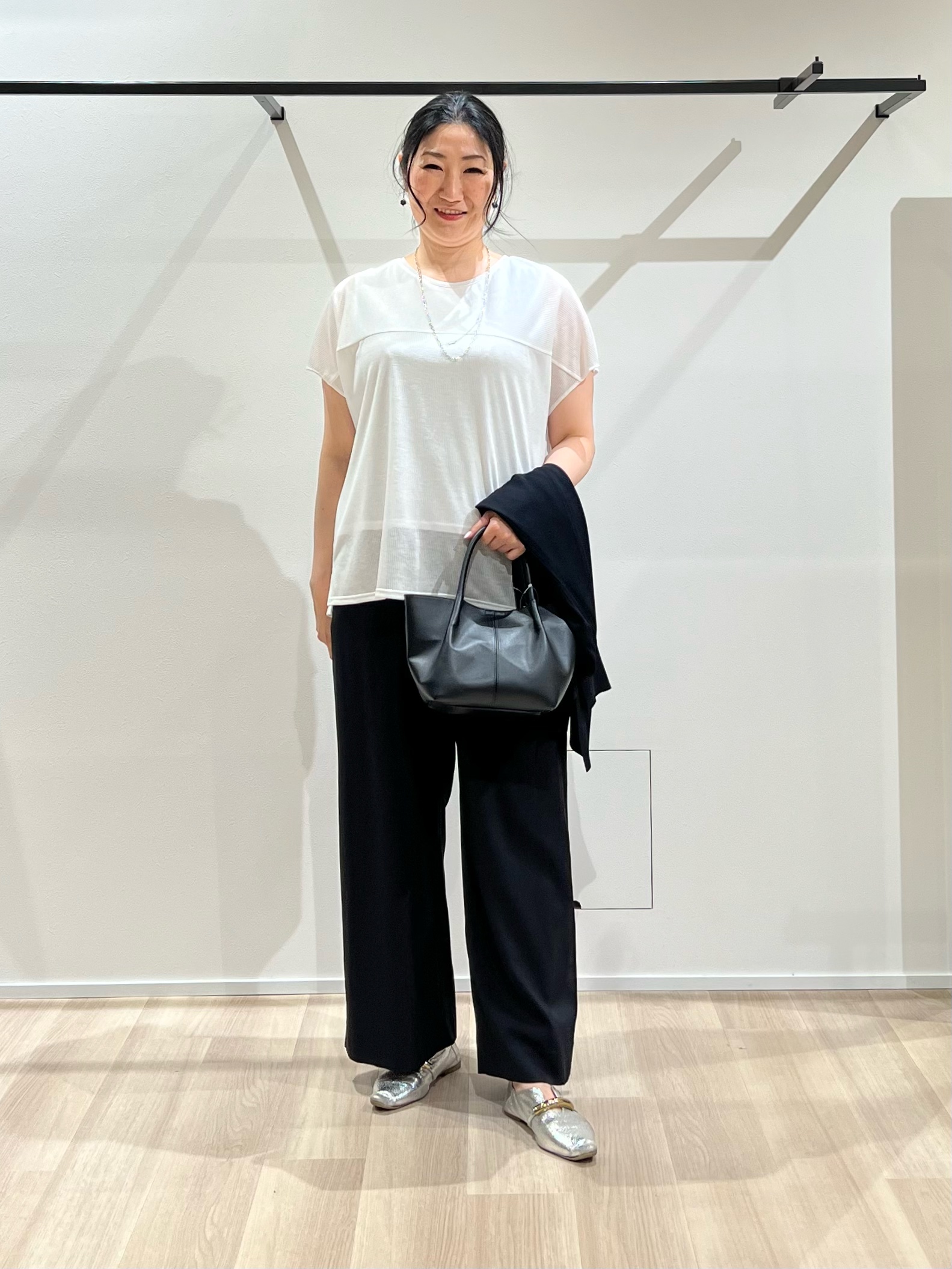 TOMOMIさんの「UNTITLED｜【洗える／アンサンブル可能】シアースストライプトップス」を使ったコーディネート