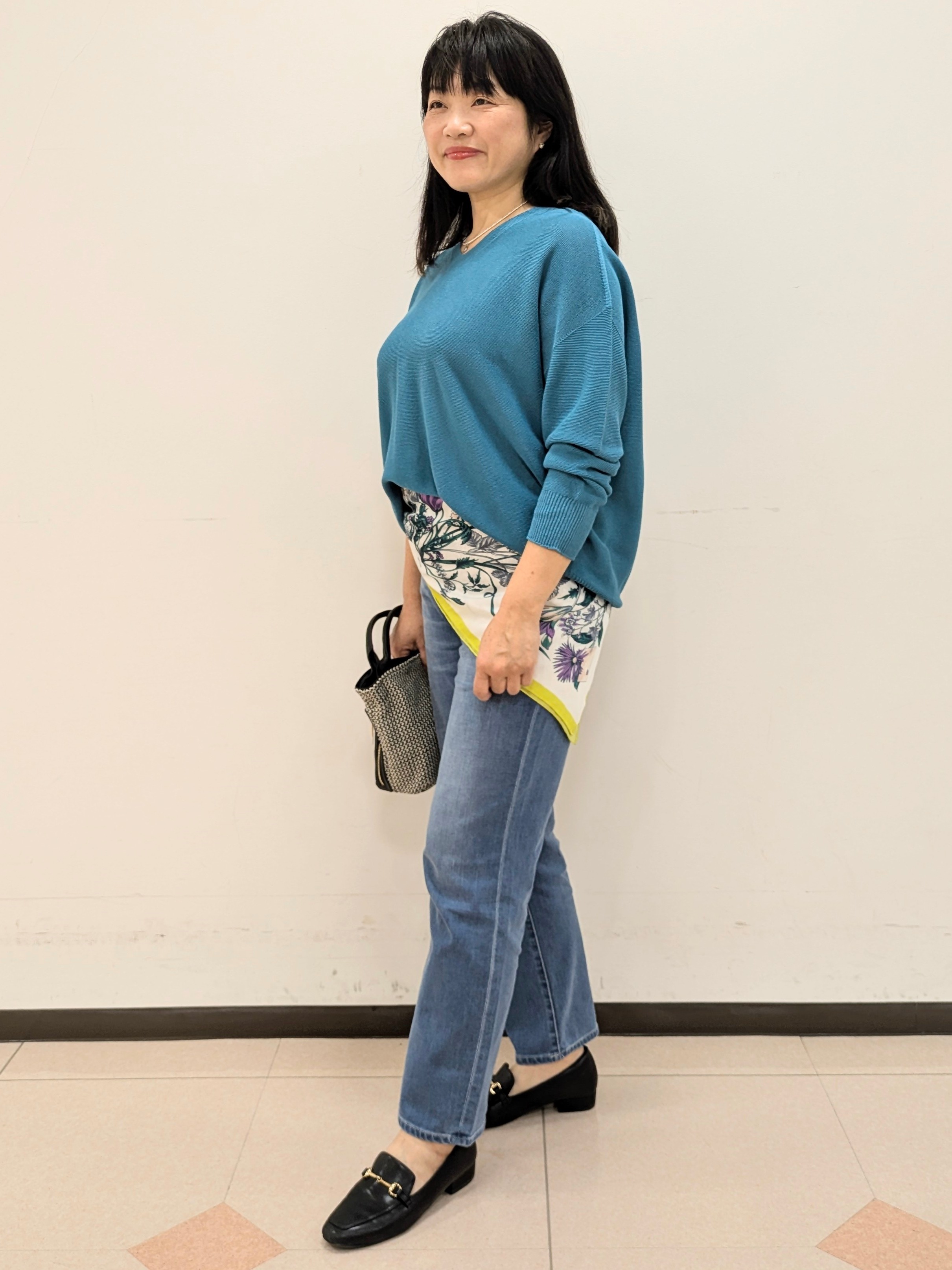 ともさんの「UNTITLED｜【7色展開/洗える/程よい透け感】ドライタッチVネックニット」を使ったコーディネート