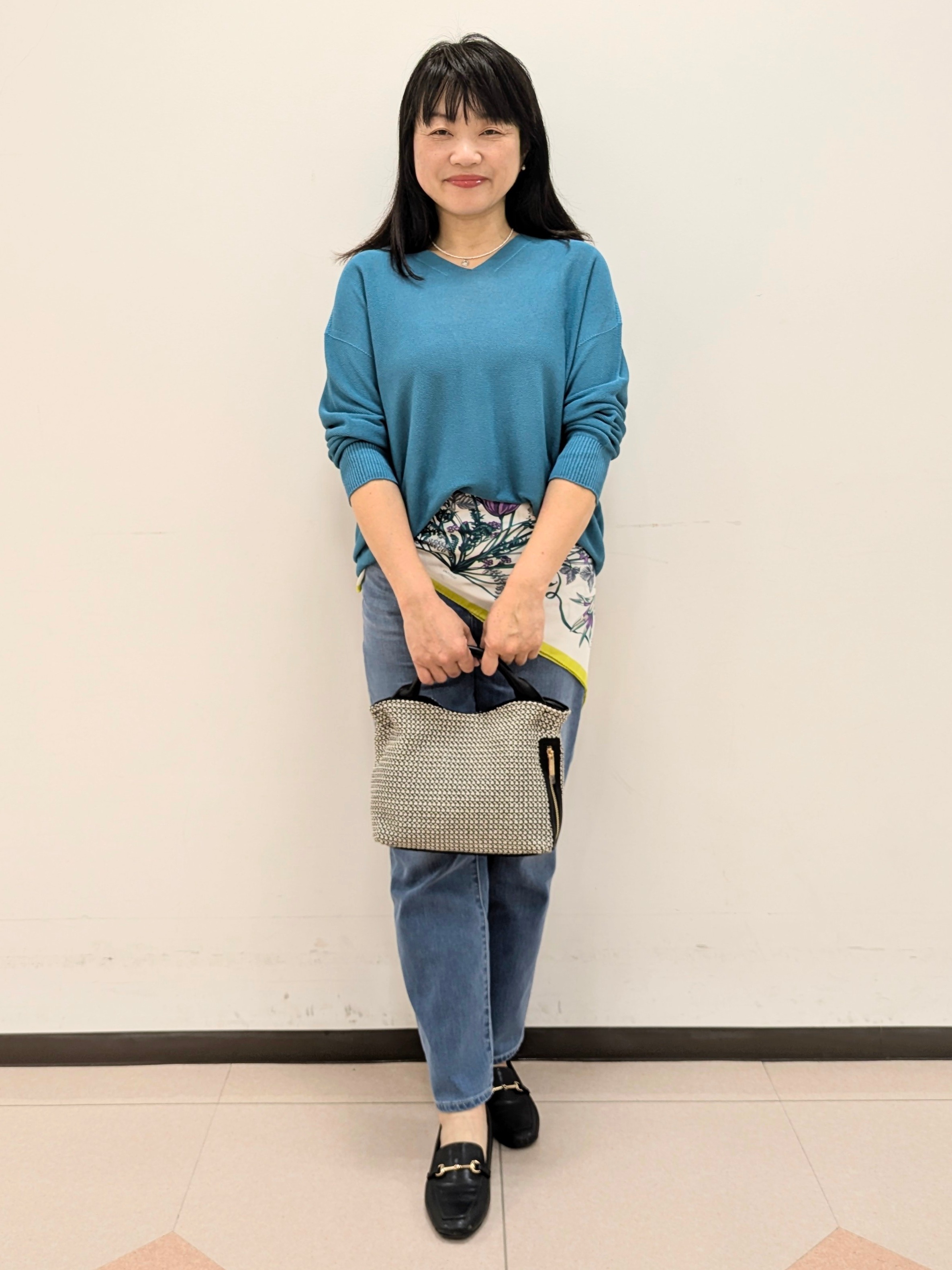ともさんの「UNTITLED｜【7色展開/洗える/程よい透け感】ドライタッチVネックニット」を使ったコーディネート