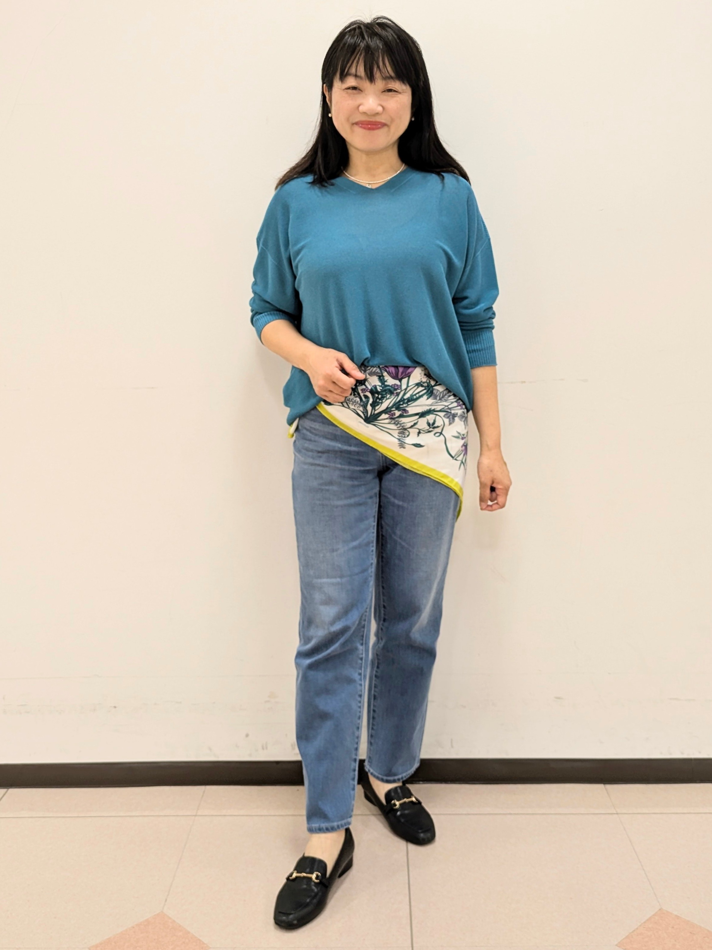 ともさんの「UNTITLED｜【7色展開/洗える/程よい透け感】ドライタッチVネックニット」を使ったコーディネート