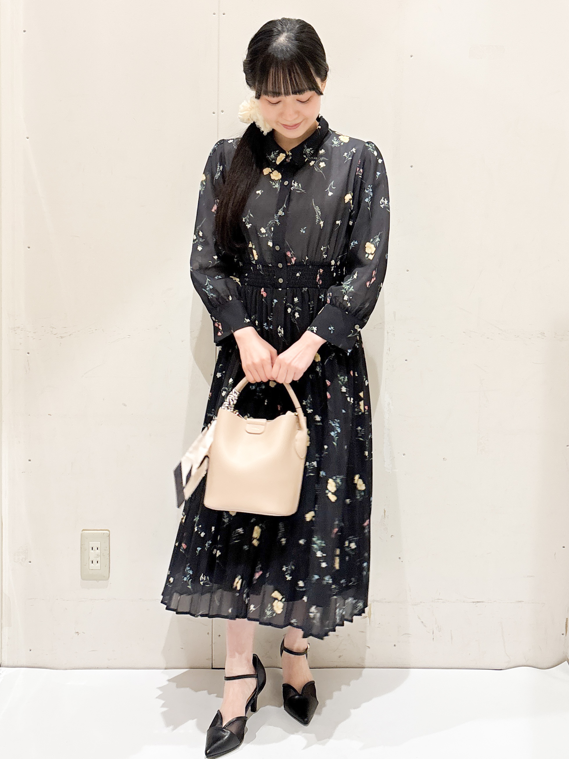 Hinaさんの「OPAQUE.CLIP｜衿付き花柄プリーツフレアワンピース【洗濯機OK／イージーアイロン】」を使ったコーディネート