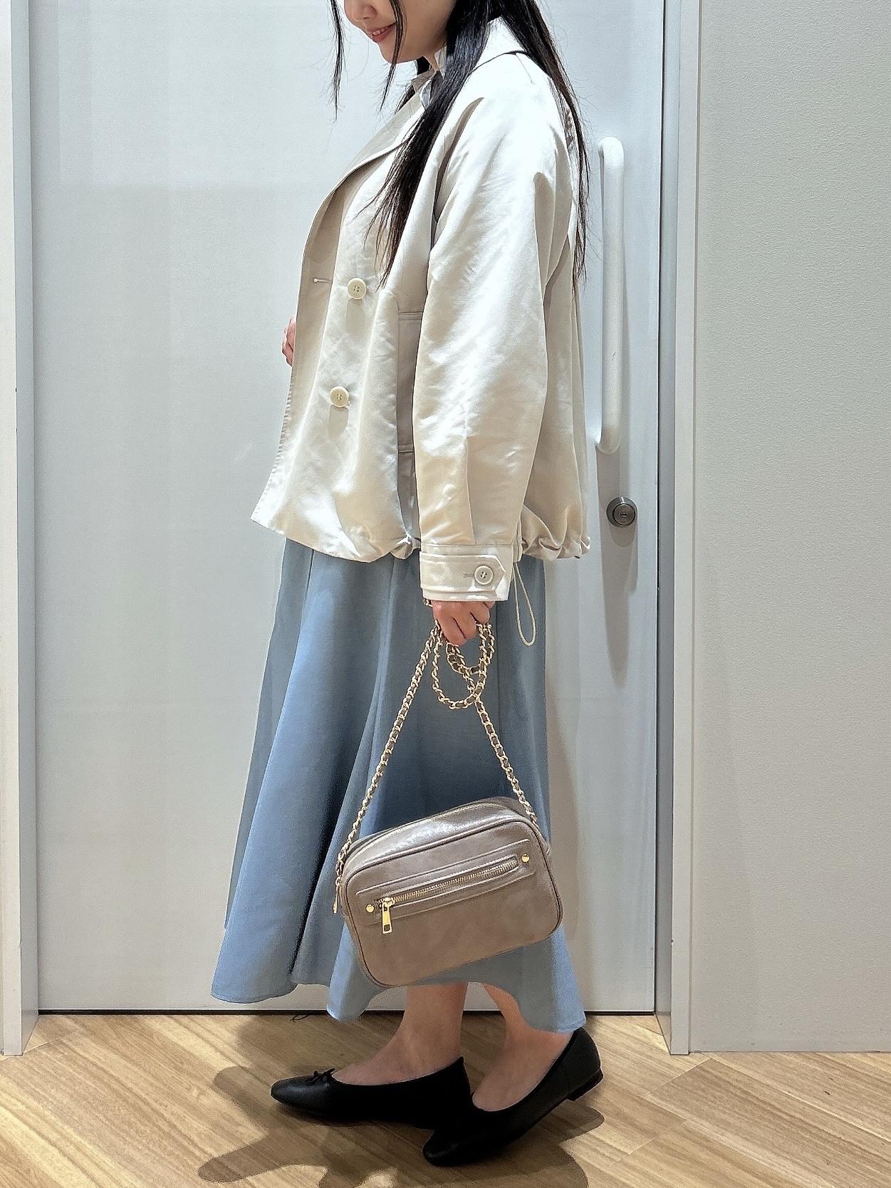 みいさんの「grove｜【貴島明日香さん着用】【撥水／シルエット2WAY】軽やかミドルトレンチコート」を使ったコーディネート