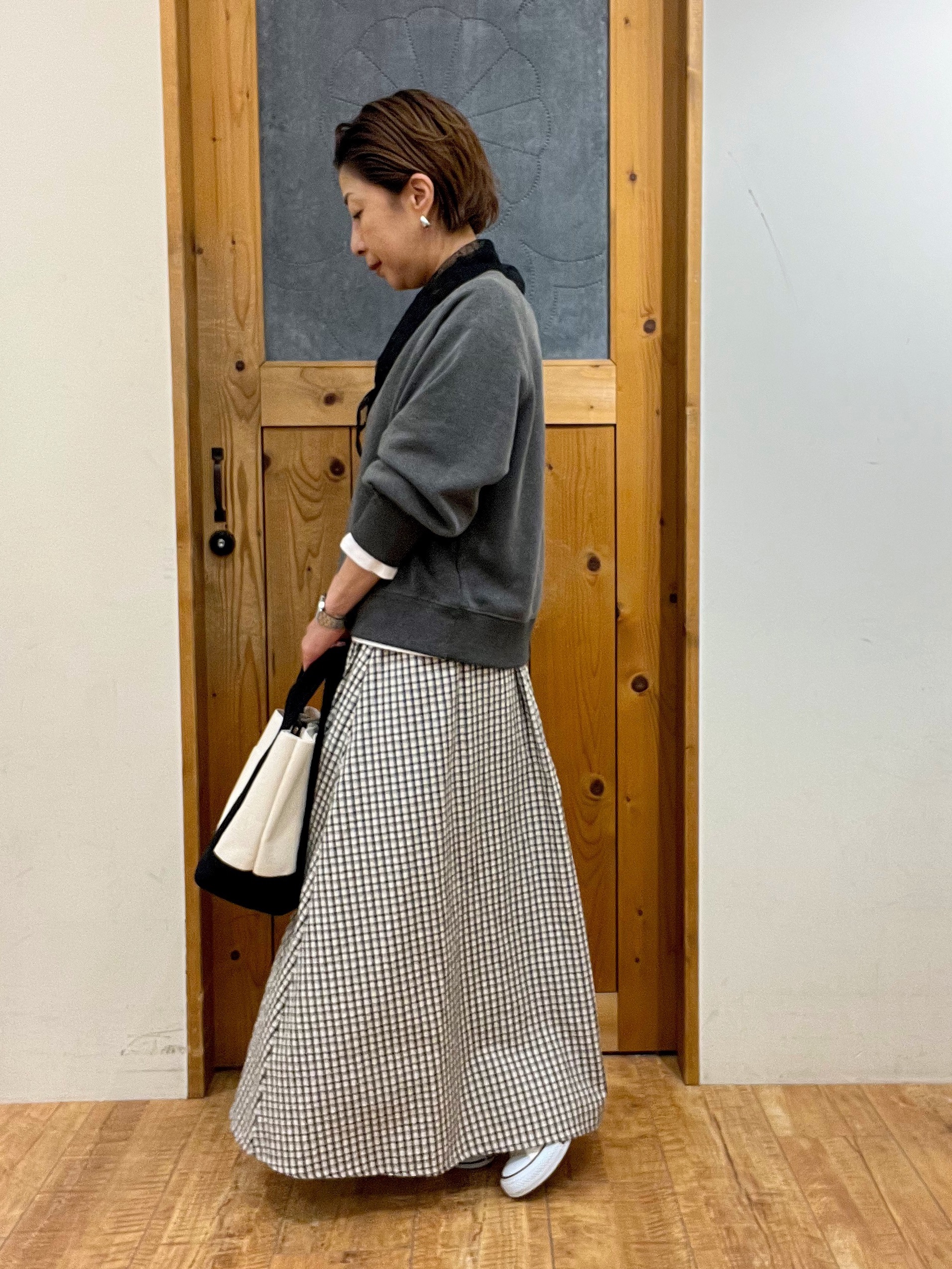 ゆみさんの「SHOO･LA･RUE｜MIX調 シンプルラグランスウェット」を使ったコーディネート