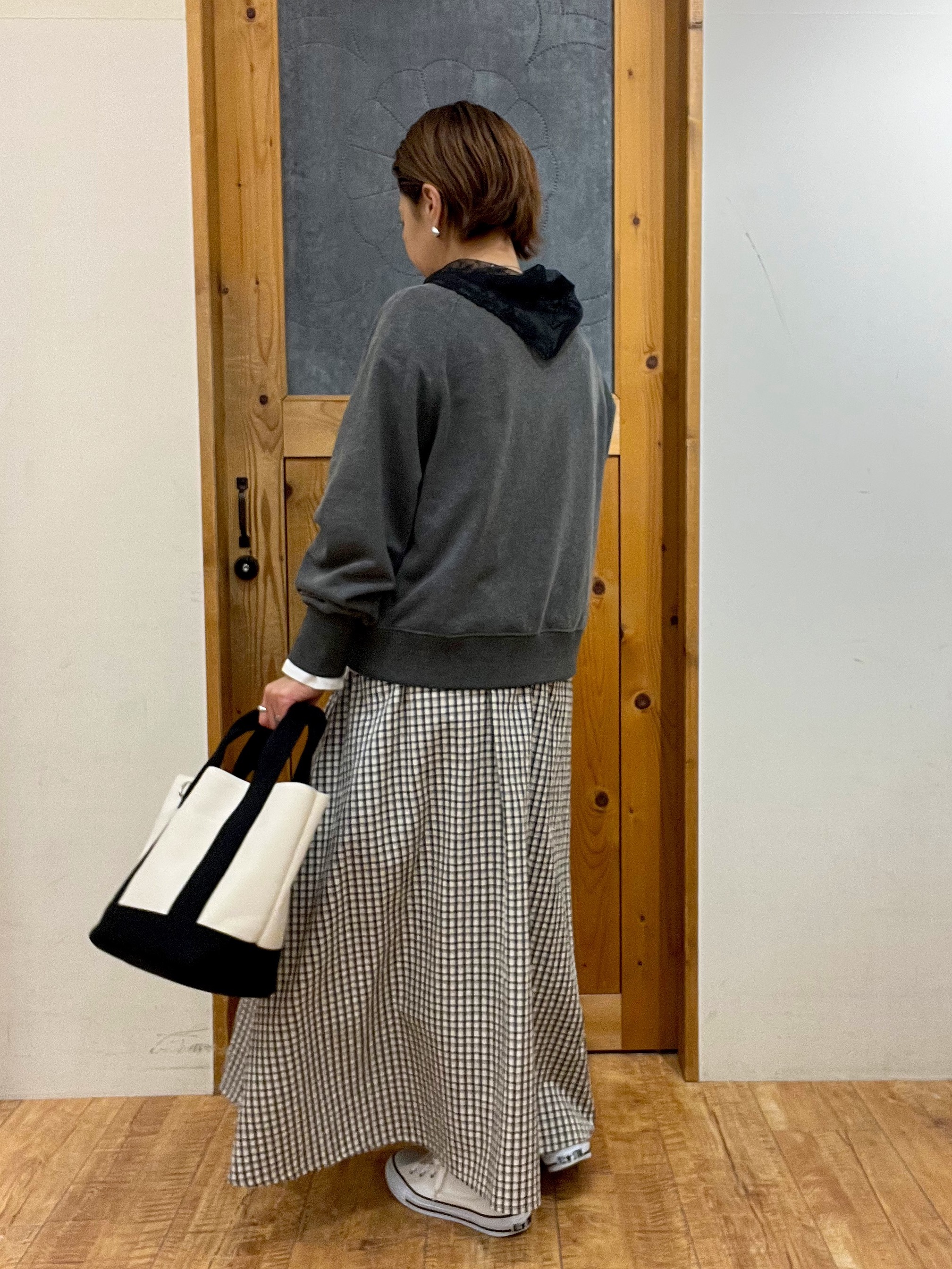 ゆみさんの「SHOO･LA･RUE｜MIX調 シンプルラグランスウェット」を使ったコーディネート