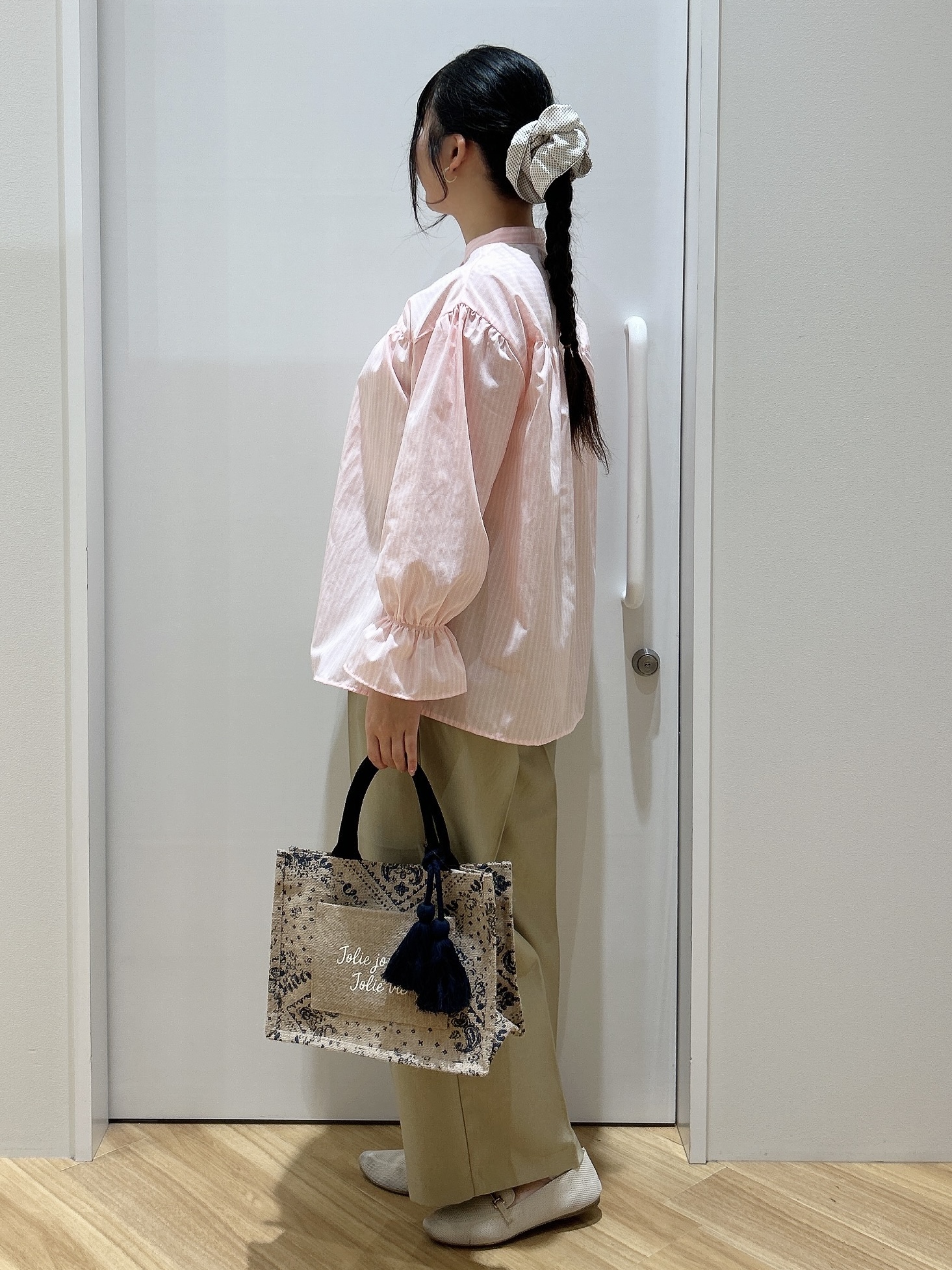 みいさんの「grove｜【貴島明日香さん着用／イージーケア／接触冷感】麻混スタンドギャザーシャツ」を使ったコーディネート