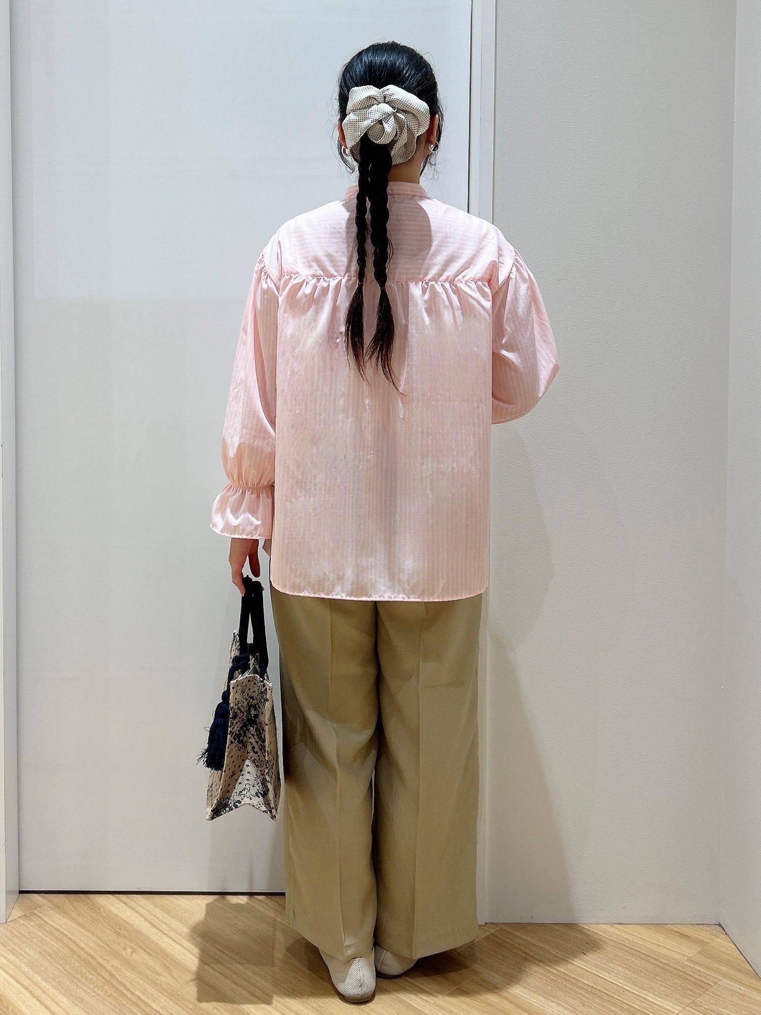 みいさんの「grove｜【貴島明日香さん着用／イージーケア／接触冷感】麻混スタンドギャザーシャツ」を使ったコーディネート
