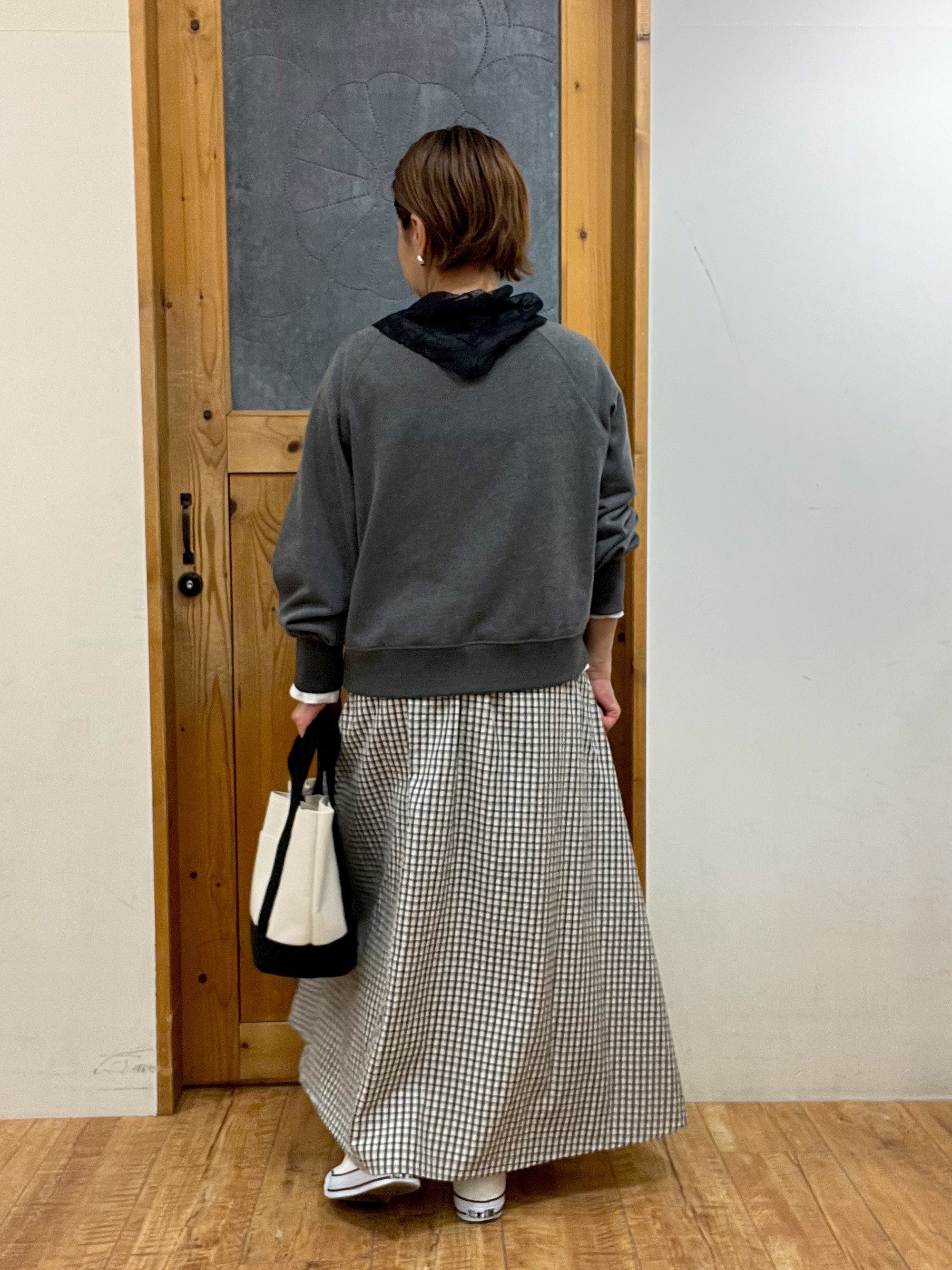 ゆみさんの「SHOO･LA･RUE｜MIX調 シンプルラグランスウェット」を使ったコーディネート