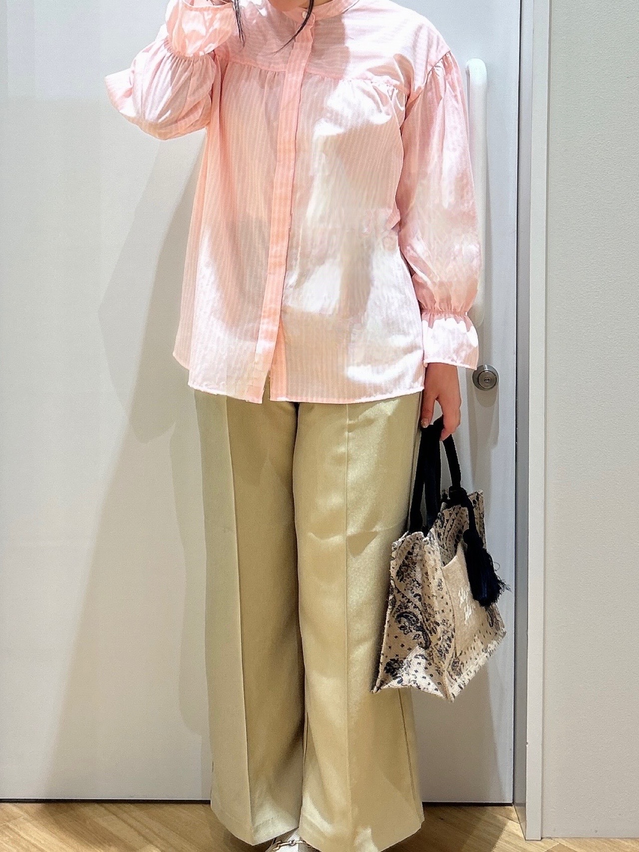 みいさんの「grove｜【貴島明日香さん着用／イージーケア／接触冷感】麻混スタンドギャザーシャツ」を使ったコーディネート