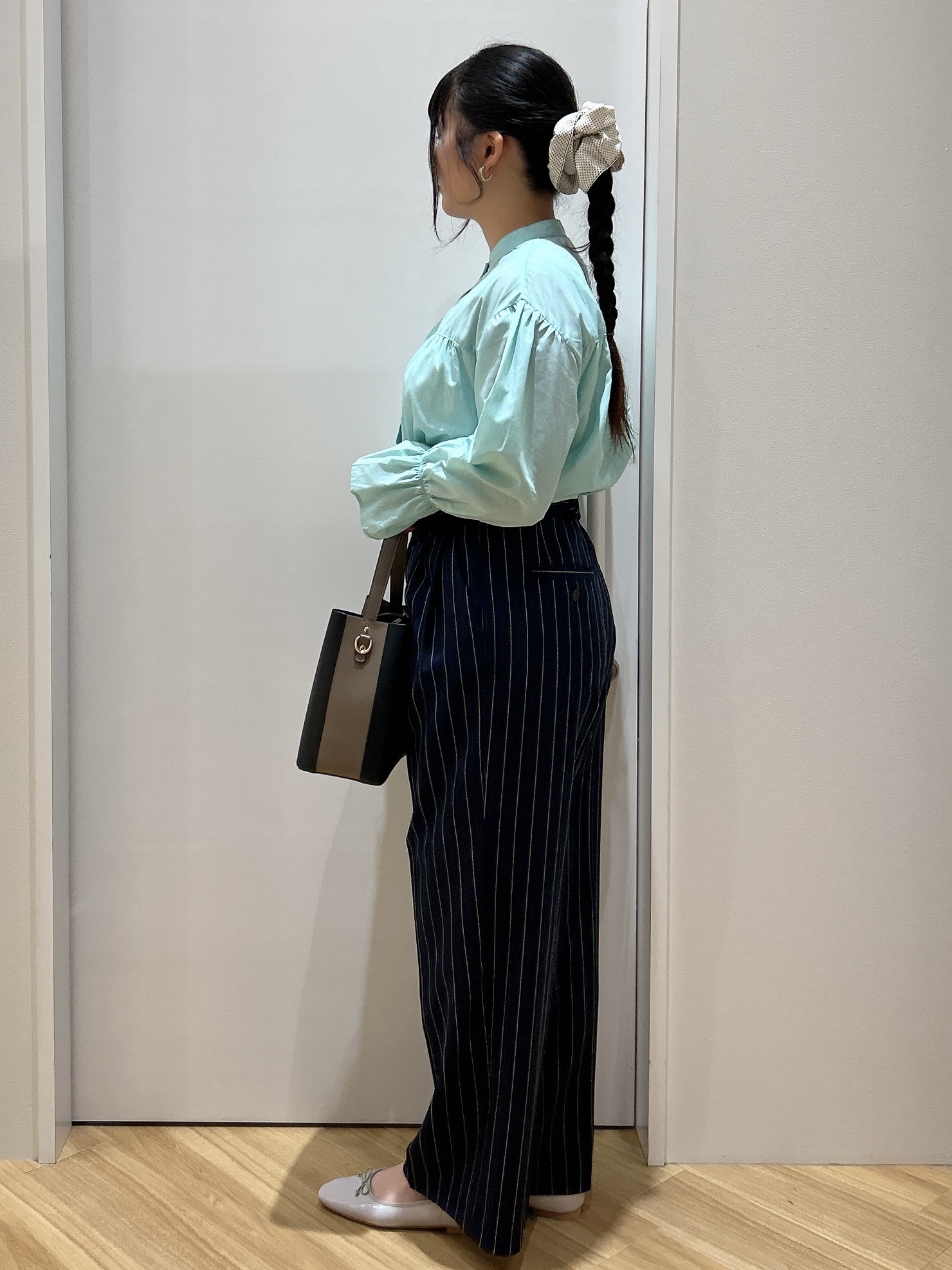 みいさんの「grove｜【貴島明日香さん着用／イージーケア／接触冷感】麻混スタンドギャザーシャツ」を使ったコーディネート