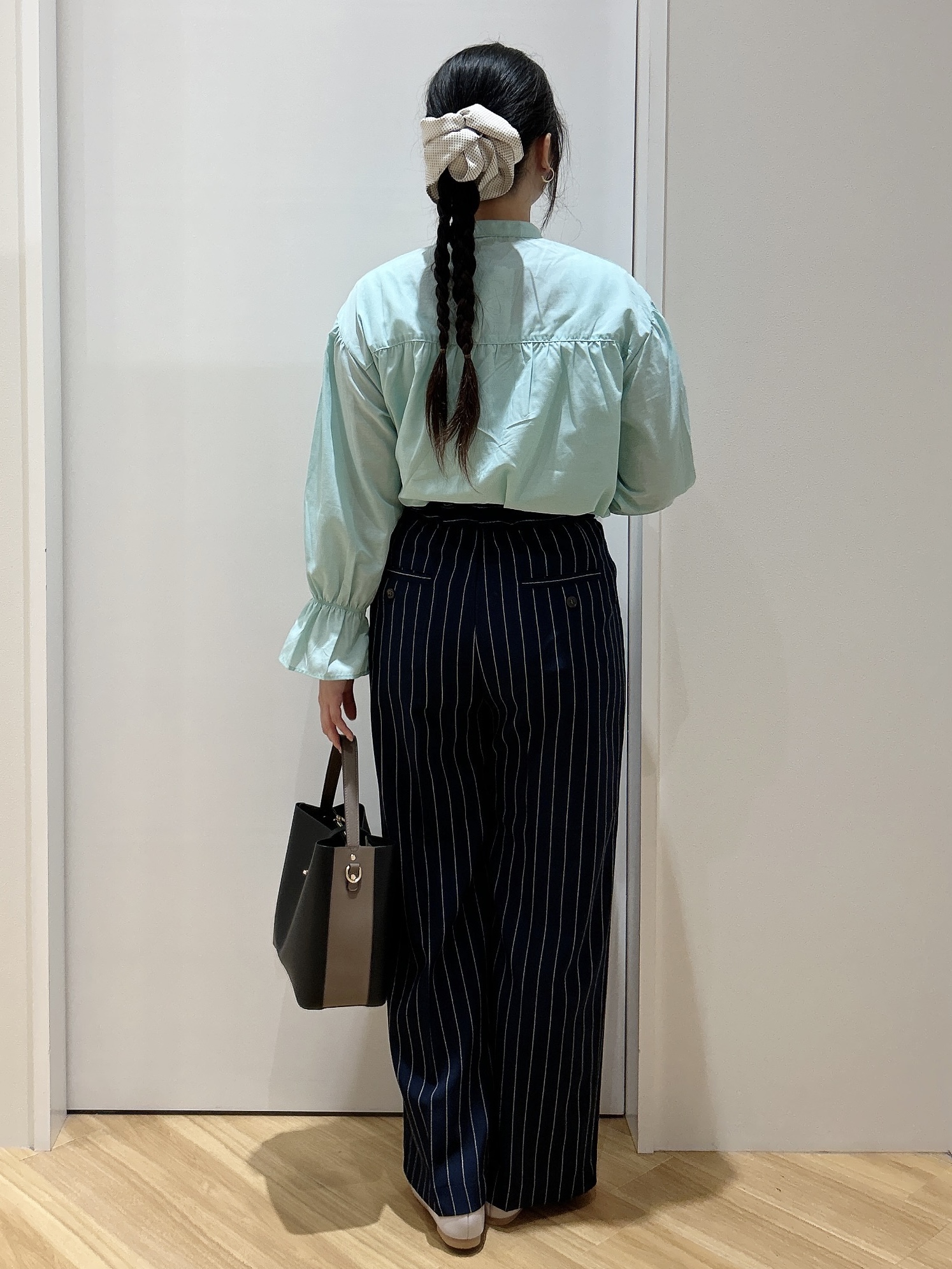 みいさんの「grove｜【貴島明日香さん着用／イージーケア／接触冷感】麻混スタンドギャザーシャツ」を使ったコーディネート