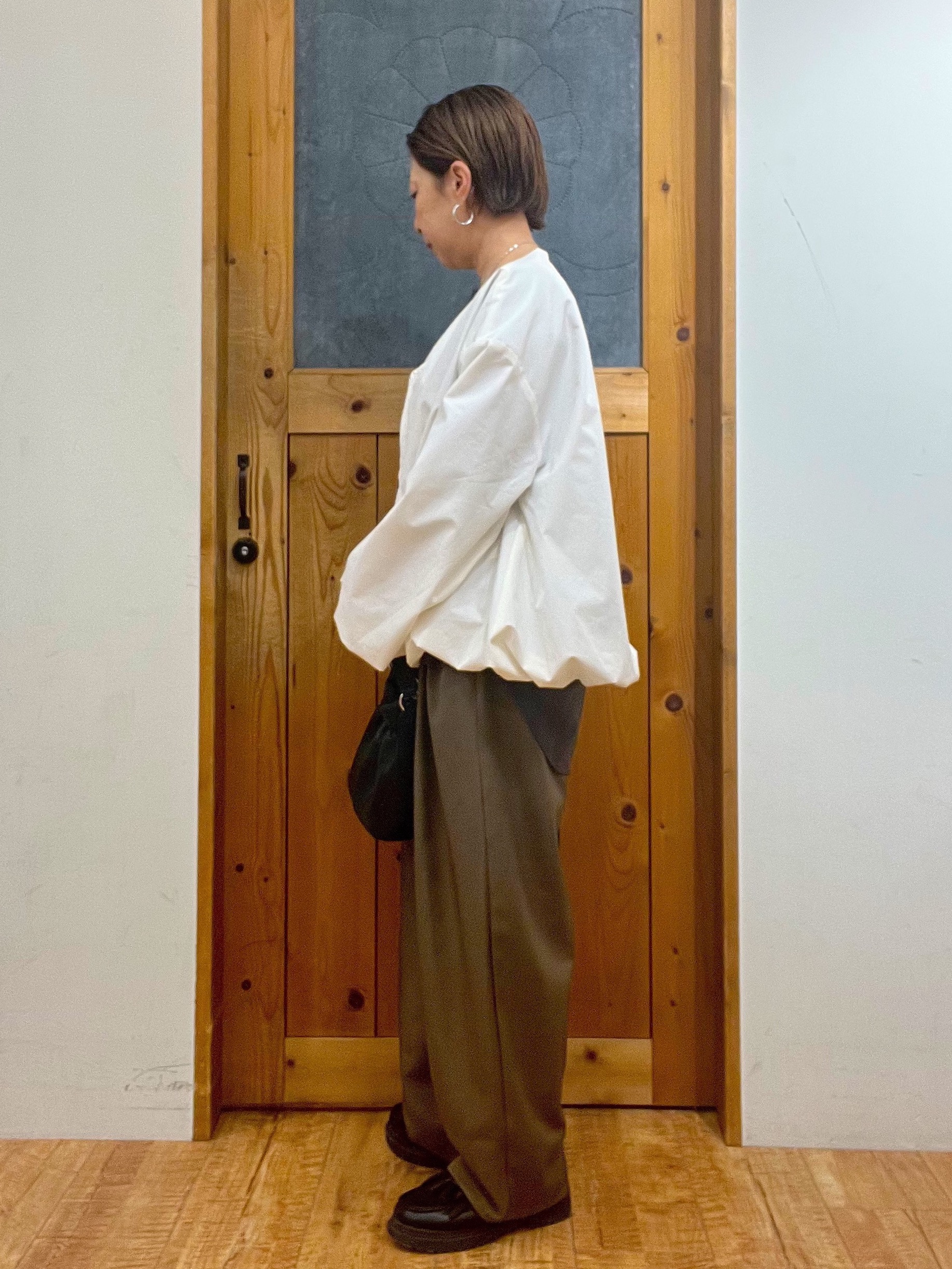 ゆみさんの「SHOO･LA･RUE｜【防風/撥水/S-LL】お顔回りすっきり見え　Vネックバルーンブルゾン」を使ったコーディネート