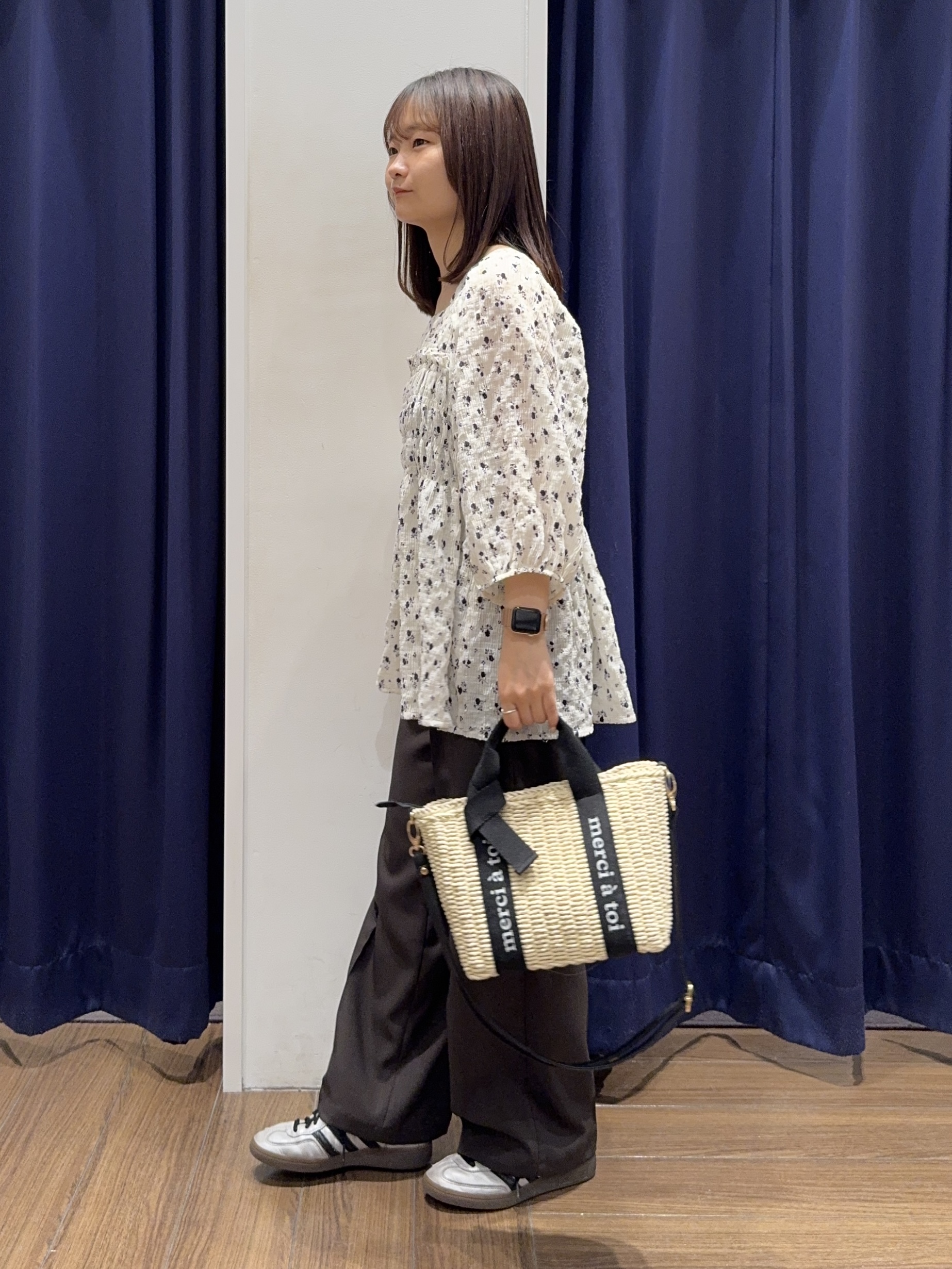 cherryさんの「THE SHOP TK｜大人のフェミニンスタイルに 花柄楊柳シャーリングブラウス」を使ったコーディネート