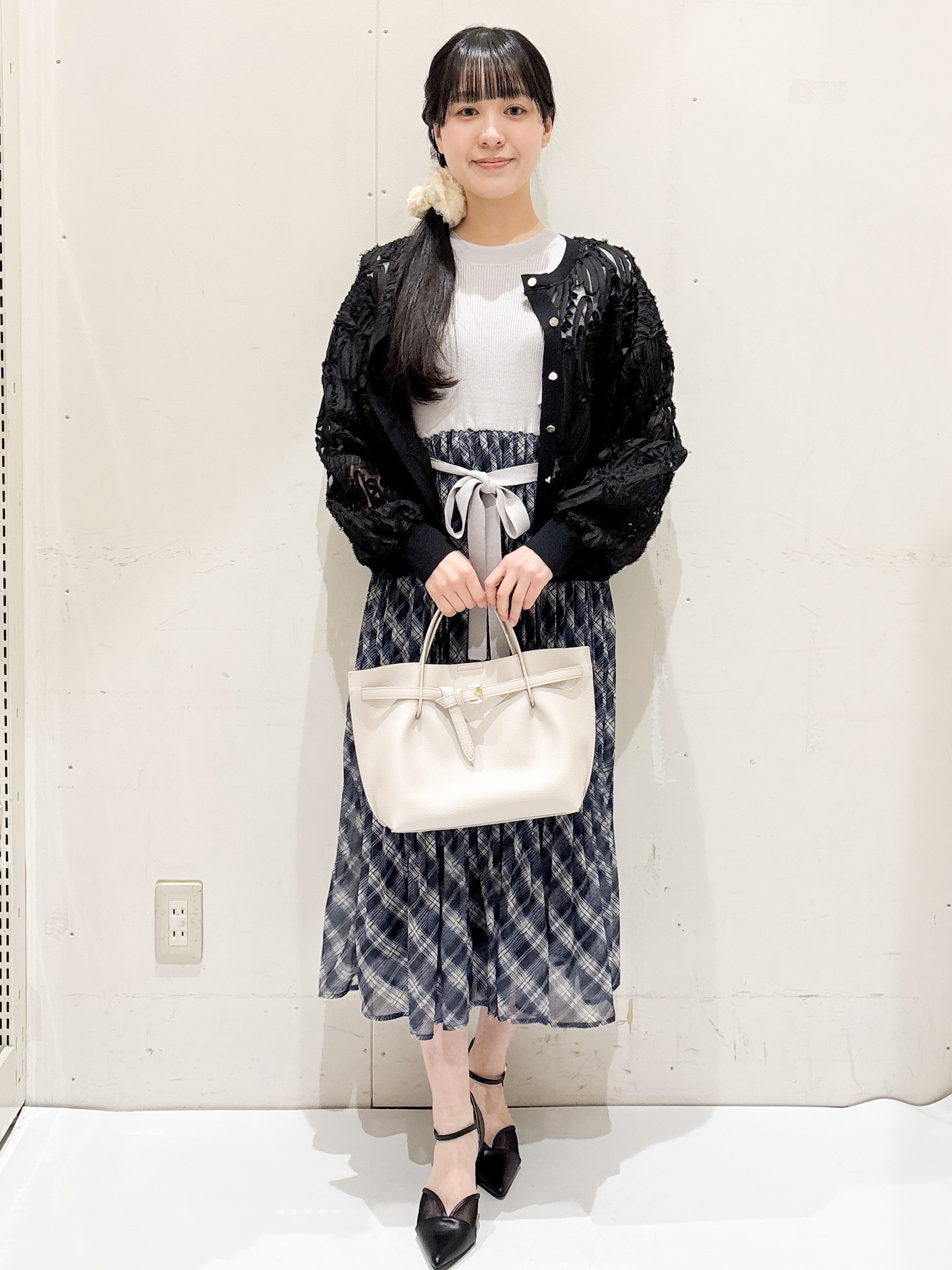 Hinaさんの「OPAQUE.CLIP｜シアー幾何刺繍カーディガン【洗濯機OK】」を使ったコーディネート