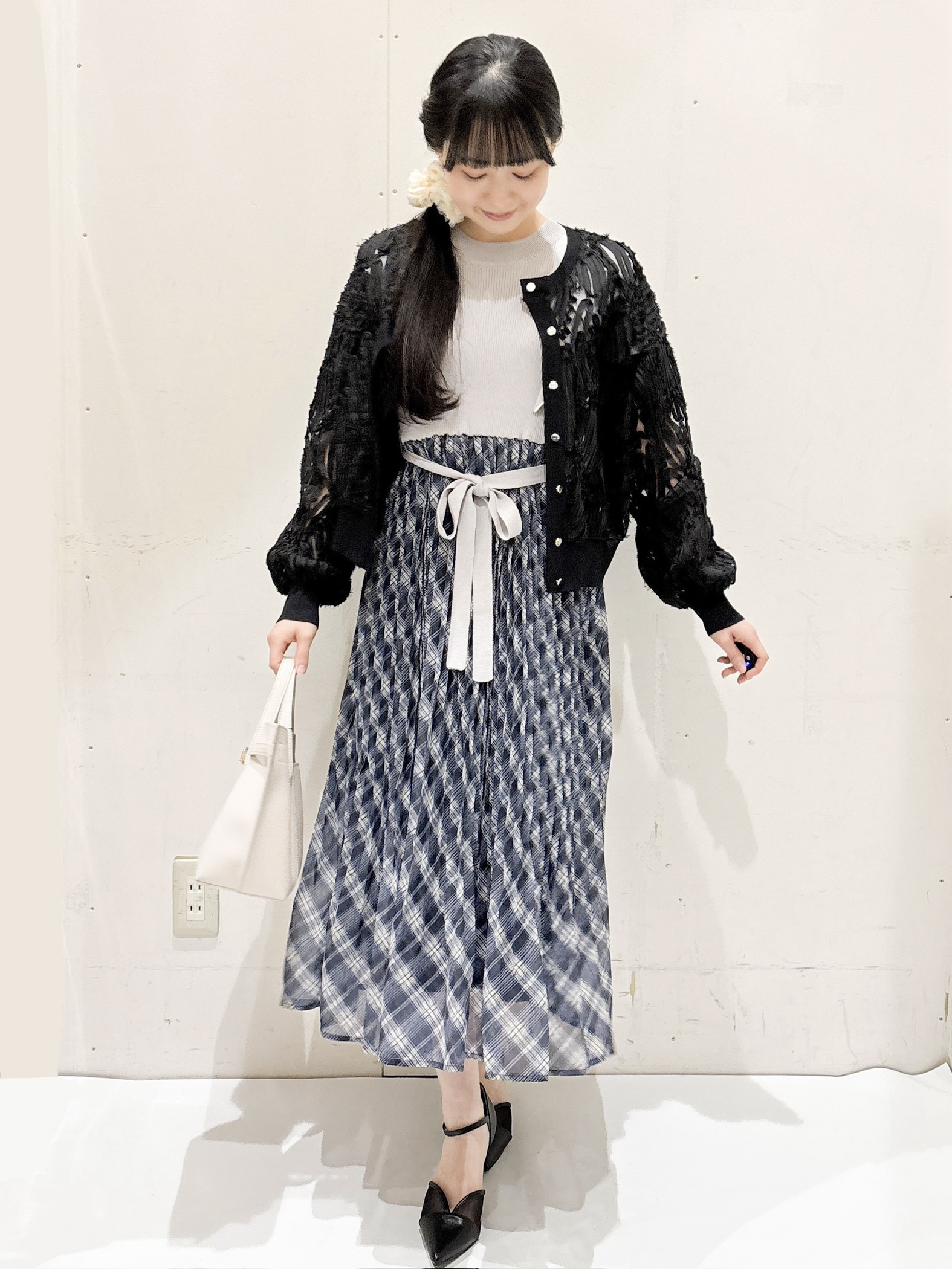Hinaさんの「OPAQUE.CLIP｜シアー幾何刺繍カーディガン【洗濯機OK】」を使ったコーディネート