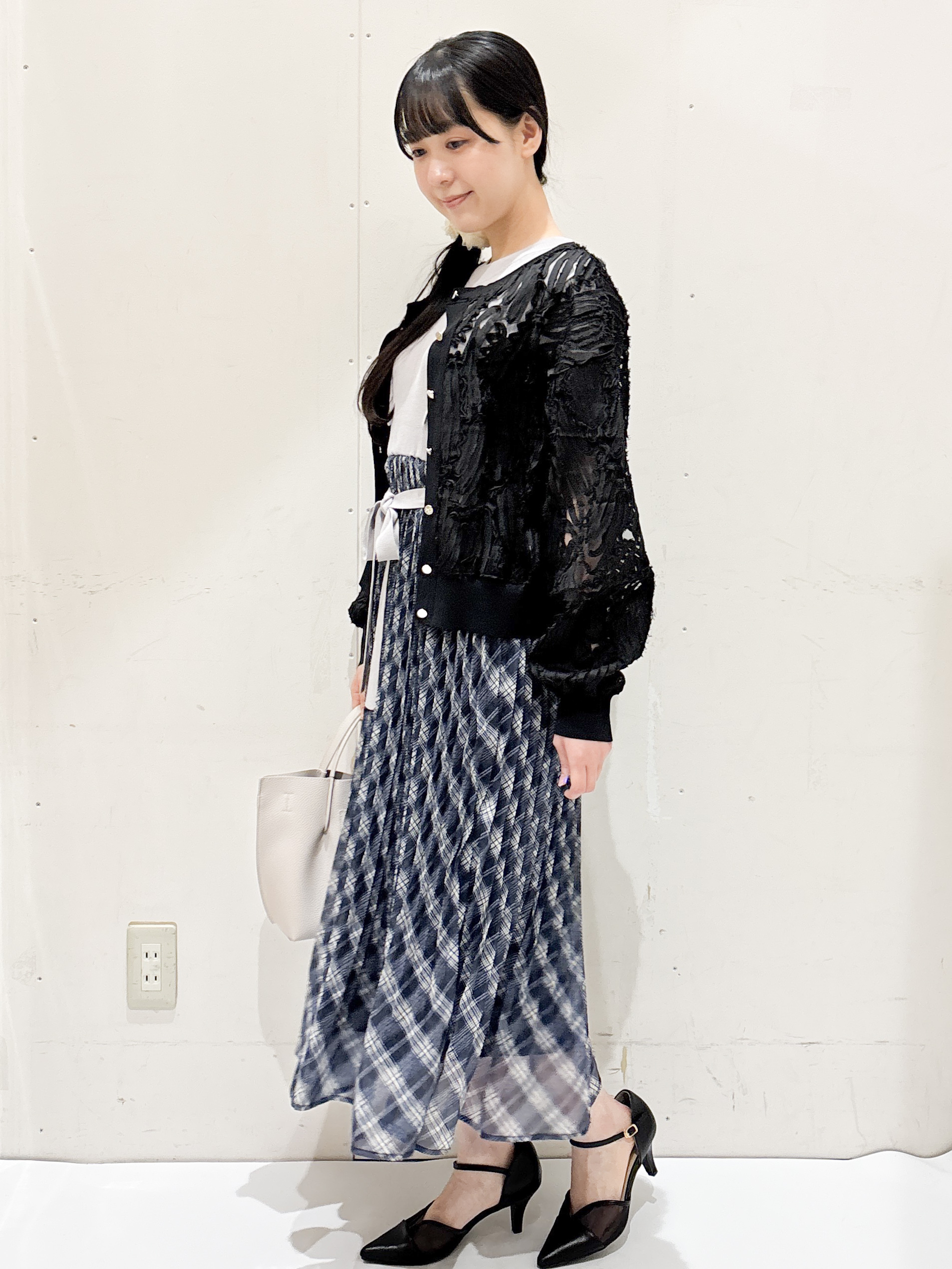 Hinaさんの「OPAQUE.CLIP｜シアー幾何刺繍カーディガン【洗濯機OK】」を使ったコーディネート