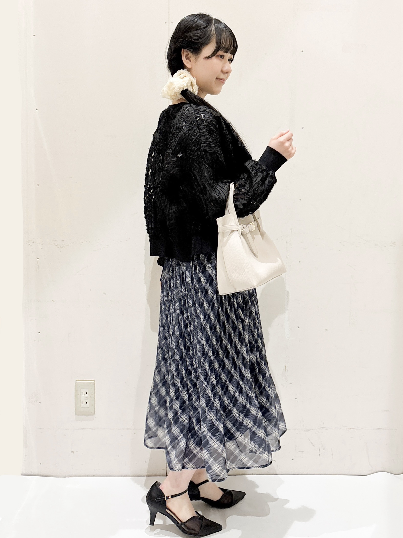 Hinaさんの「OPAQUE.CLIP｜シアー幾何刺繍カーディガン【洗濯機OK】」を使ったコーディネート
