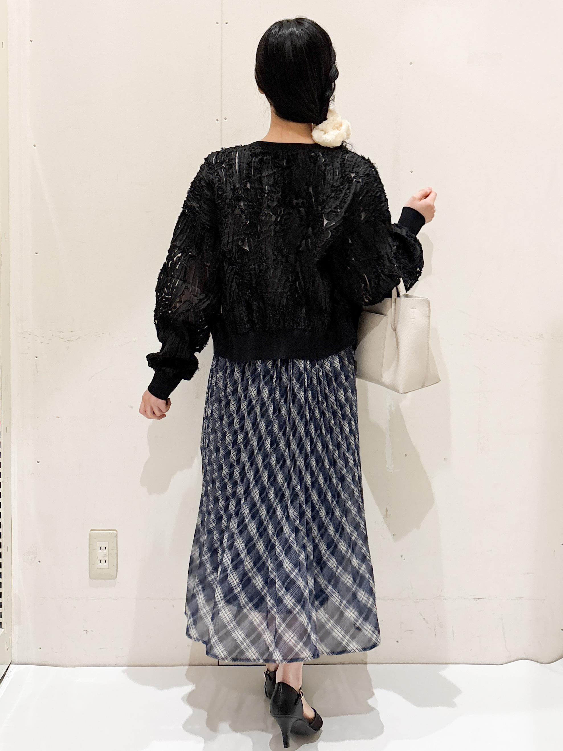 Hinaさんの「OPAQUE.CLIP｜シアー幾何刺繍カーディガン【洗濯機OK】」を使ったコーディネート