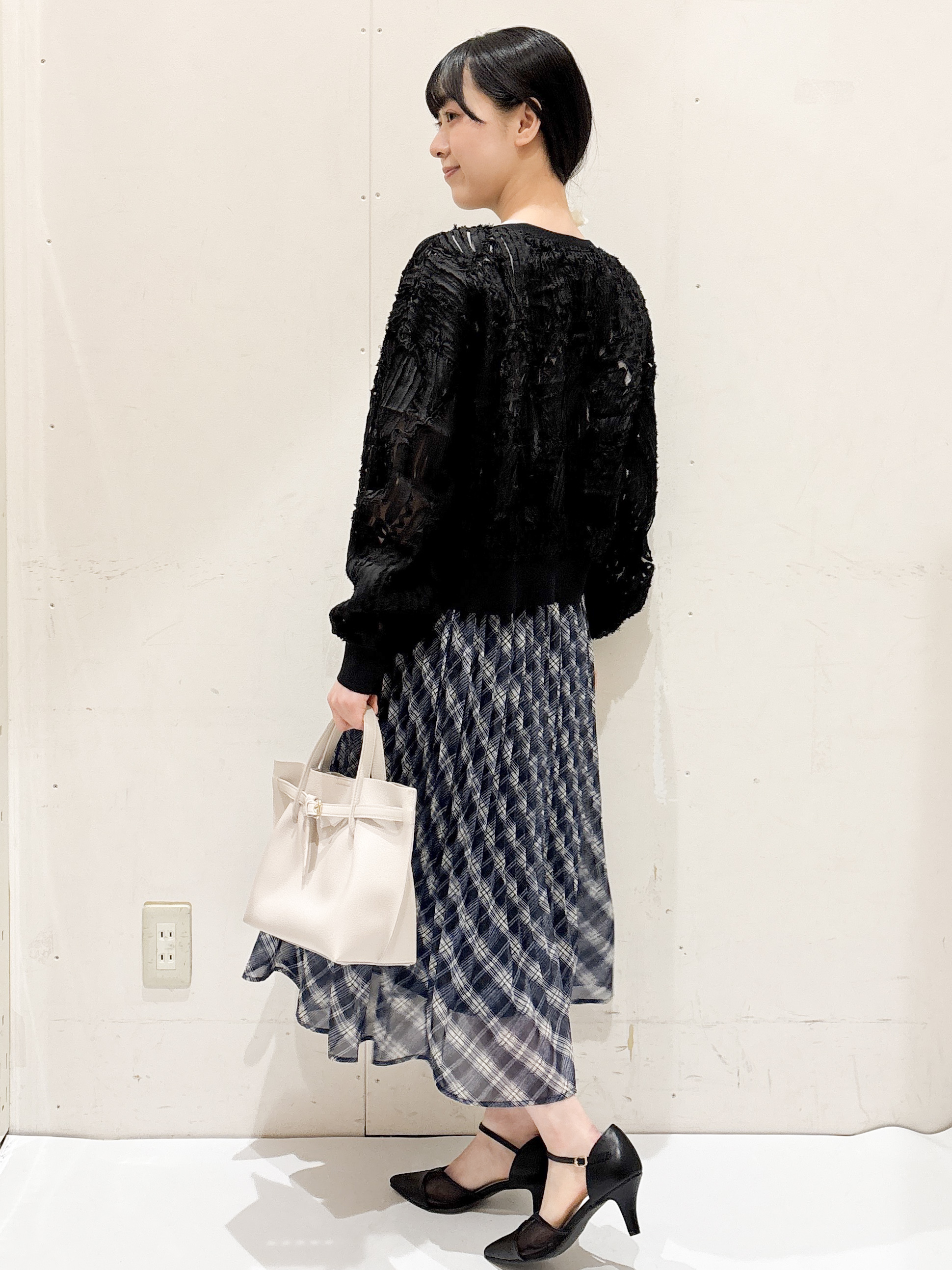 Hinaさんの「OPAQUE.CLIP｜シアー幾何刺繍カーディガン【洗濯機OK】」を使ったコーディネート